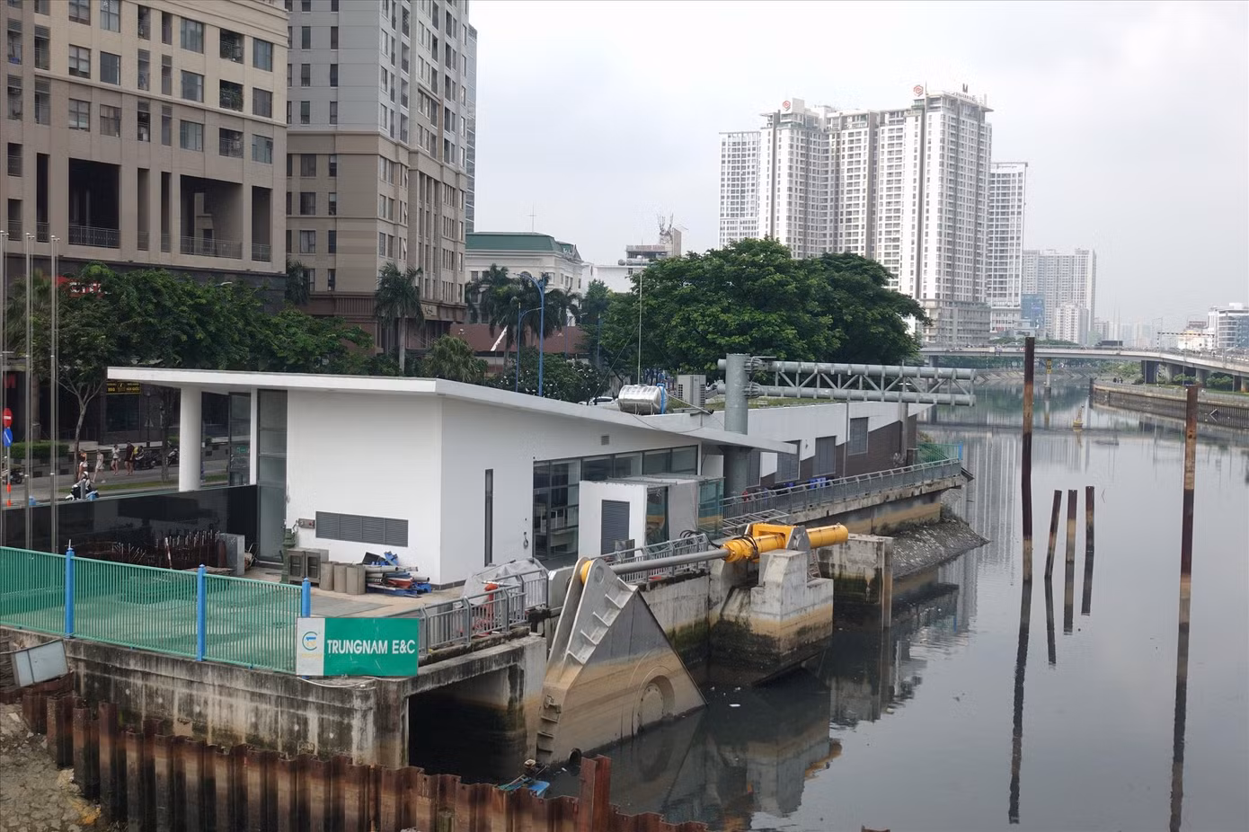 Cống ngăn triều Bến Nghé hiện đạt 97% khối lượng và tạm dừng thi công gần 3 năm qua Ảnh: H.H Cống ngăn triều Bến Nghé hiện đạt 97% khối lượng và tạm dừng thi công gần 3 năm qua Ảnh: H.H
