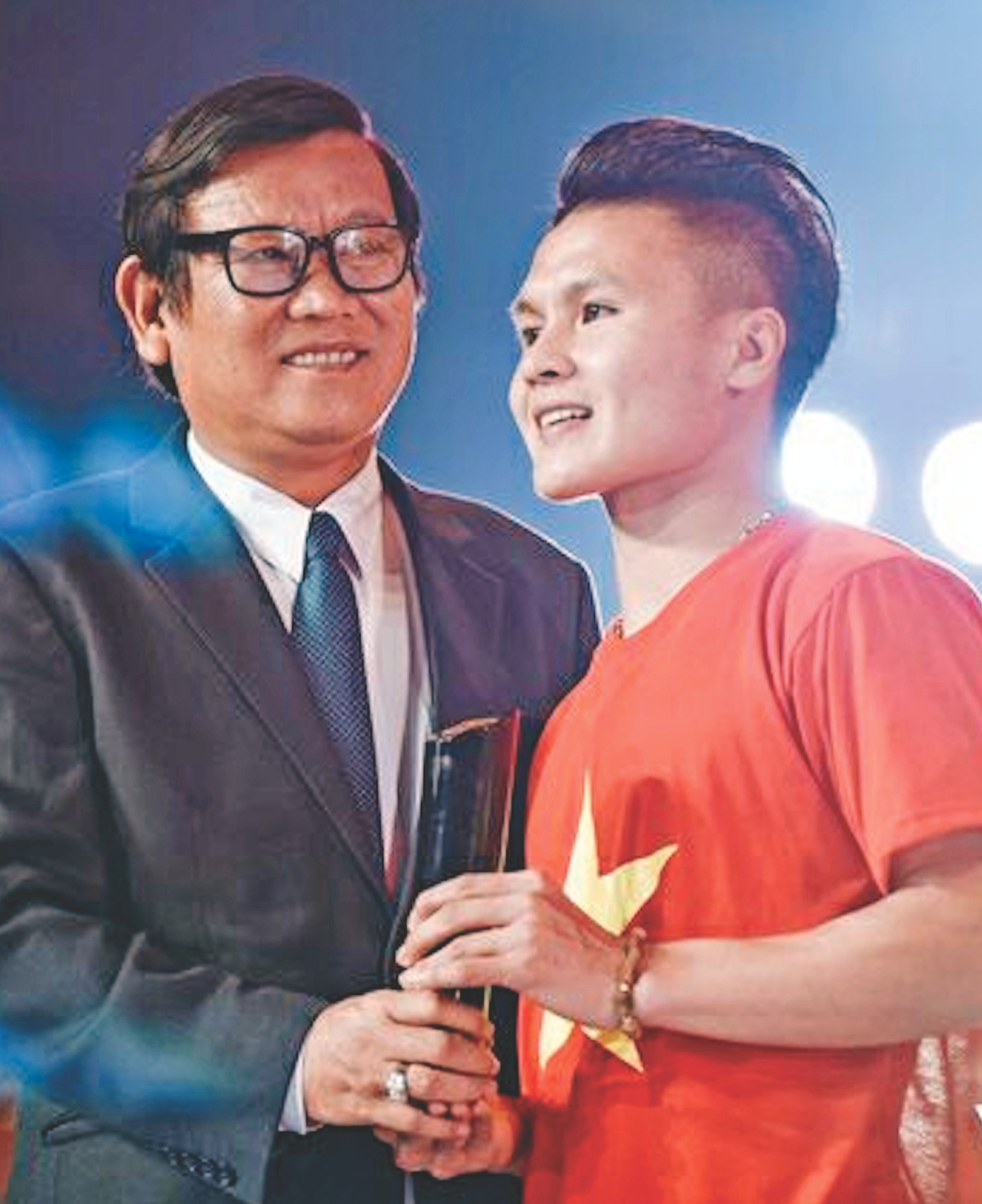 Nguyễn Một đại diện cho Tập đoàn Thaco trao tặng giải thưởng cho cầu thủ Quang Hải.