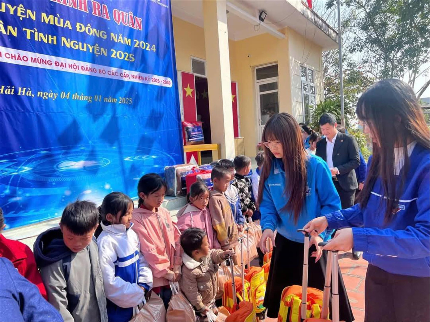 Nguyễn Nam Bảo Ngọc (thứ 2, từ phải sang) tham gia hoạt động thiện nguyện tại vùng cao.