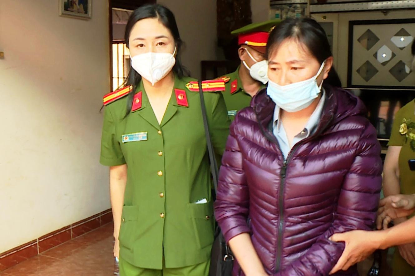 Bà Bùi Thị Nguyên Sáng, nguyên Giám đốc Văn phòng đăng ký đất đai chi nhánh huyện Ia Grai bị Công an tỉnh bắt giữ Bà Bùi Thị Nguyên Sáng, nguyên Giám đốc Văn phòng đăng ký đất đai chi nhánh huyện Ia Grai bị Công an tỉnh bắt giữ