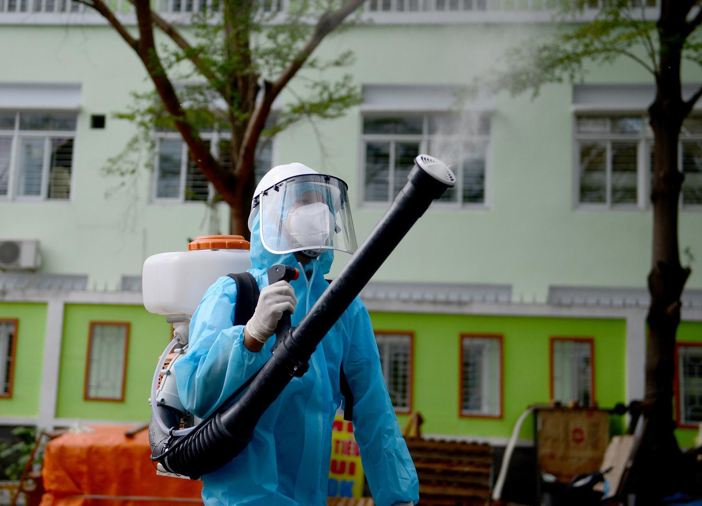Nhân viên y tế phun hóa chất diệt muỗi tại những điểm nguy cơ SXH ảnh: Vân Sơn