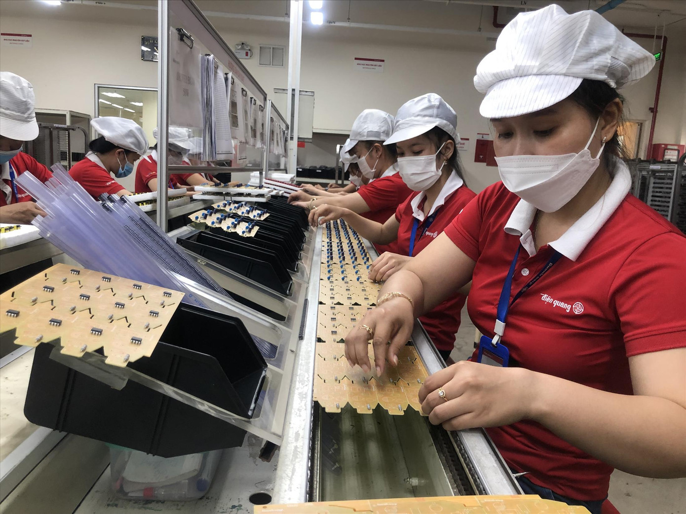 TPHCM chờ cơ chế đặc thù để đột phá kinh tế. Trong ảnh: Công nhân Công ty CP Bóng đèn Điện Quang. Ảnh: Uyên Phương