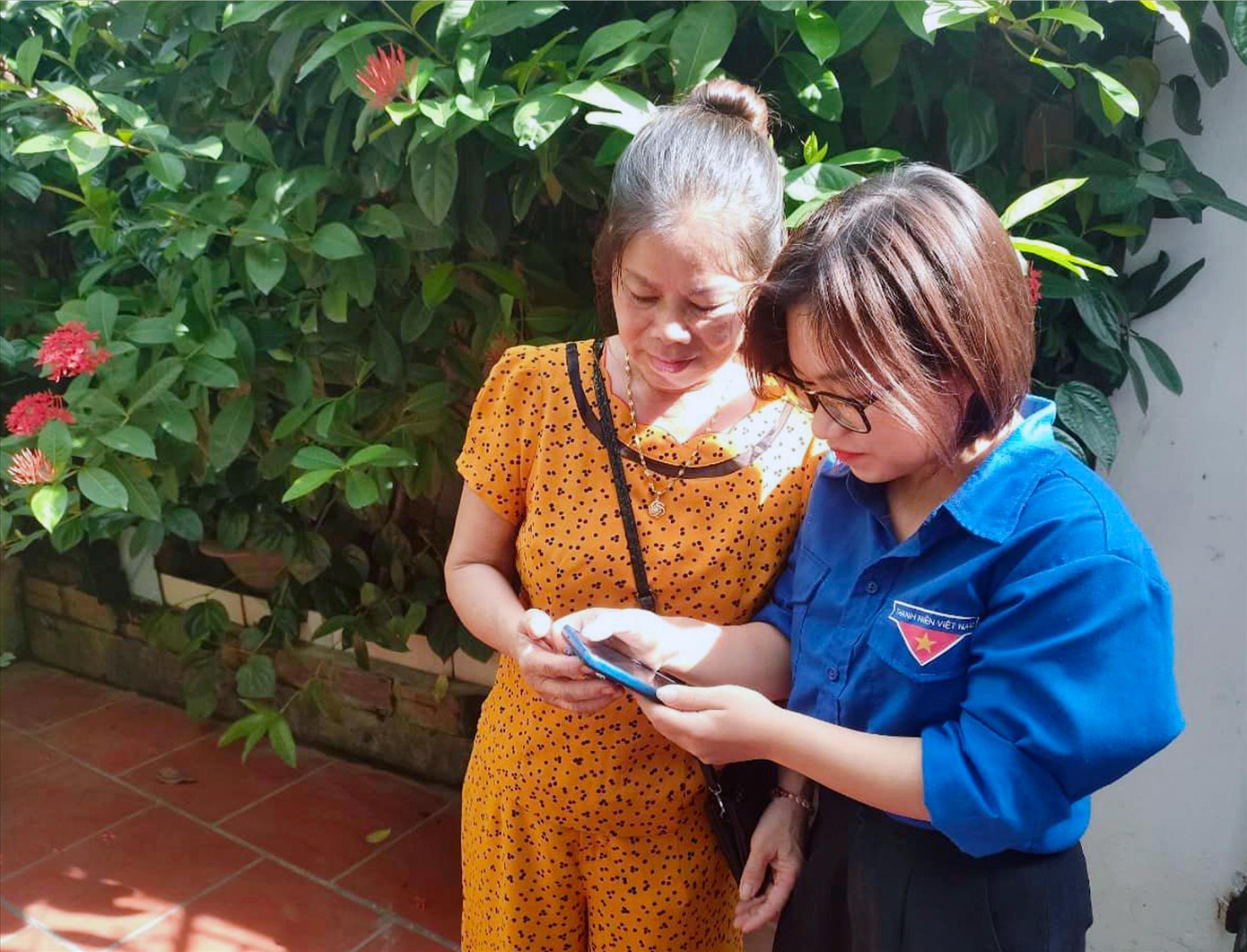 ĐVTN xã Dương Xá hướng dẫn người dân cài đặt, sử dụng các ứng dụng trên điện thoại di động Ảnh: X.T ĐVTN xã Dương Xá hướng dẫn người dân cài đặt, sử dụng các ứng dụng trên điện thoại di động Ảnh: X.T