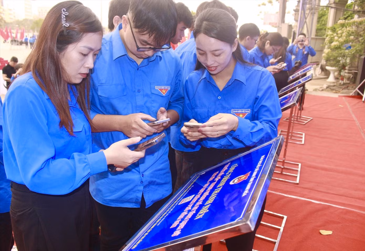 Đoàn viên thanh niên trải nghiệm tích hợp thông tin hình ảnh về các điểm di tích tại thành phố Sầm Sơn