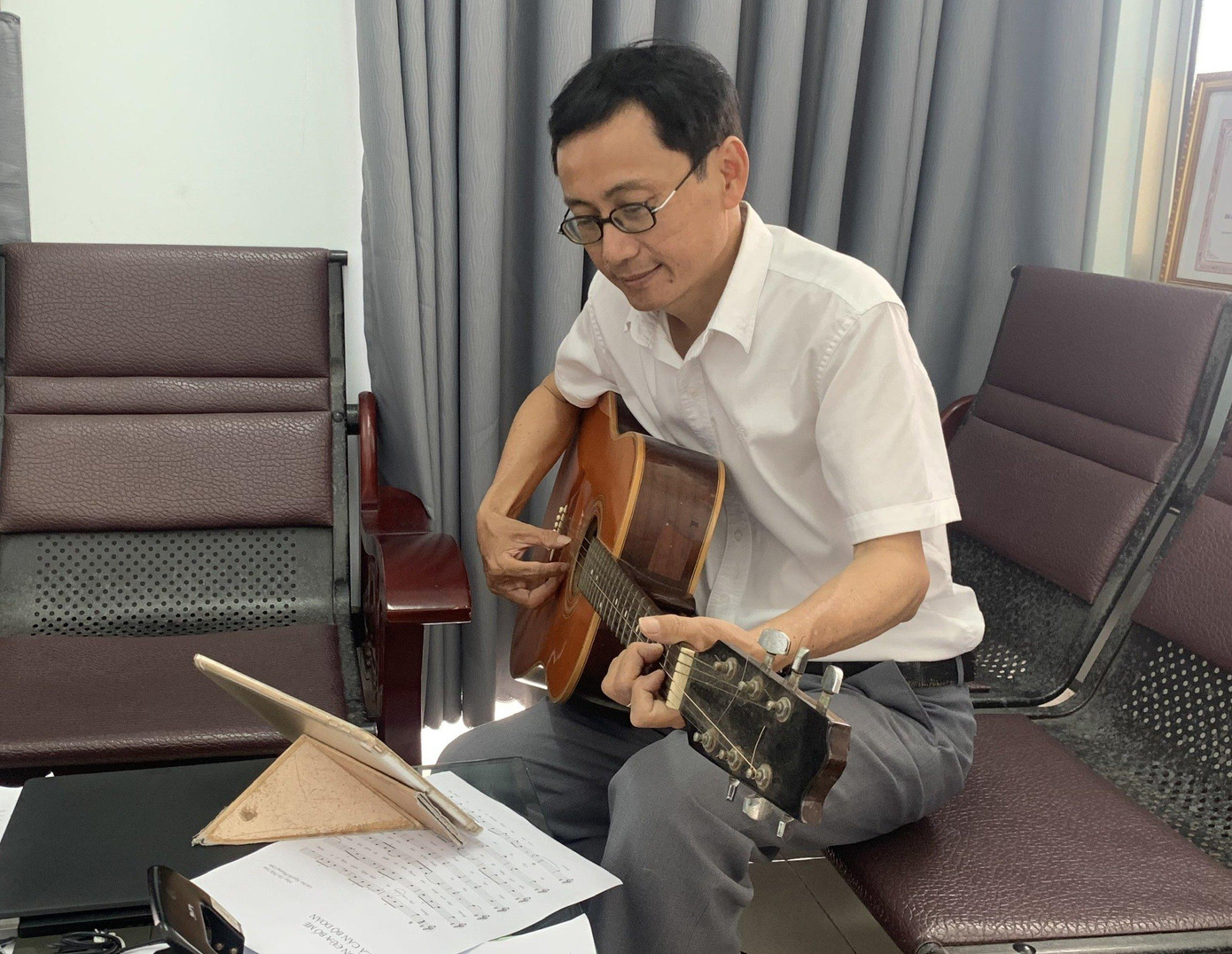 Bài hát “Con bố mẹ là cán bộ Đoàn” được bác sĩ Tôn Thất Toàn phổ nhạc từ bài thơ cùng tên của sinh viên Phương Uyên. - Ảnh: Thục Hiền Bài hát “Con bố mẹ là cán bộ Đoàn” được bác sĩ Tôn Thất Toàn phổ nhạc từ bài thơ cùng tên của sinh viên Phương Uyên. - Ảnh: Thục Hiền