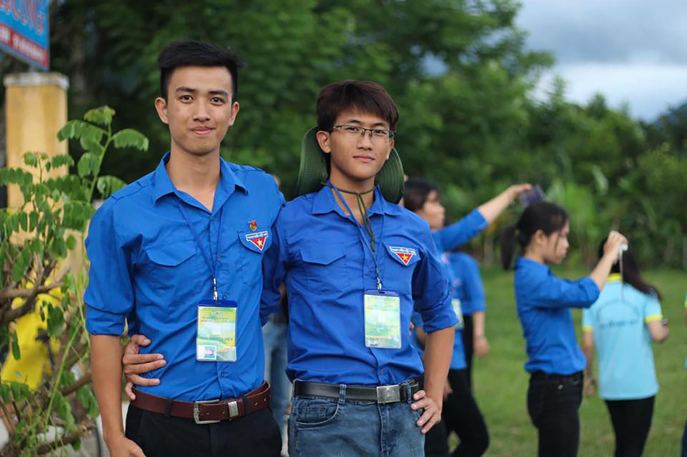 Màu áo Đoàn giúp Võ Anh Khoa - nghiên cứu sinh Tiến sĩ – ĐH Changwon, Hàn Quốc (bìa trái) tự tin, trưởng thành, dám dấn thân và dám cống hiến. Màu áo Đoàn giúp Võ Anh Khoa - nghiên cứu sinh Tiến sĩ – ĐH Changwon, Hàn Quốc (bìa trái) tự tin, trưởng thành, dám dấn thân và dám cống hiến.