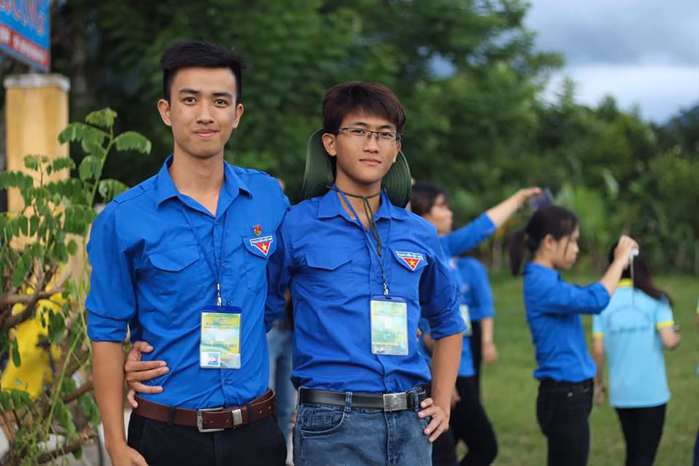 Màu áo Đoàn giúp Võ Anh Khoa - nghiên cứu sinh Tiến sĩ – ĐH Changwon, Hàn Quốc (bìa trái) tự tin, trưởng thành, dám dấn thân và dám cống hiến. Màu áo Đoàn giúp Võ Anh Khoa - nghiên cứu sinh Tiến sĩ – ĐH Changwon, Hàn Quốc (bìa trái) tự tin, trưởng thành, dám dấn thân và dám cống hiến.
