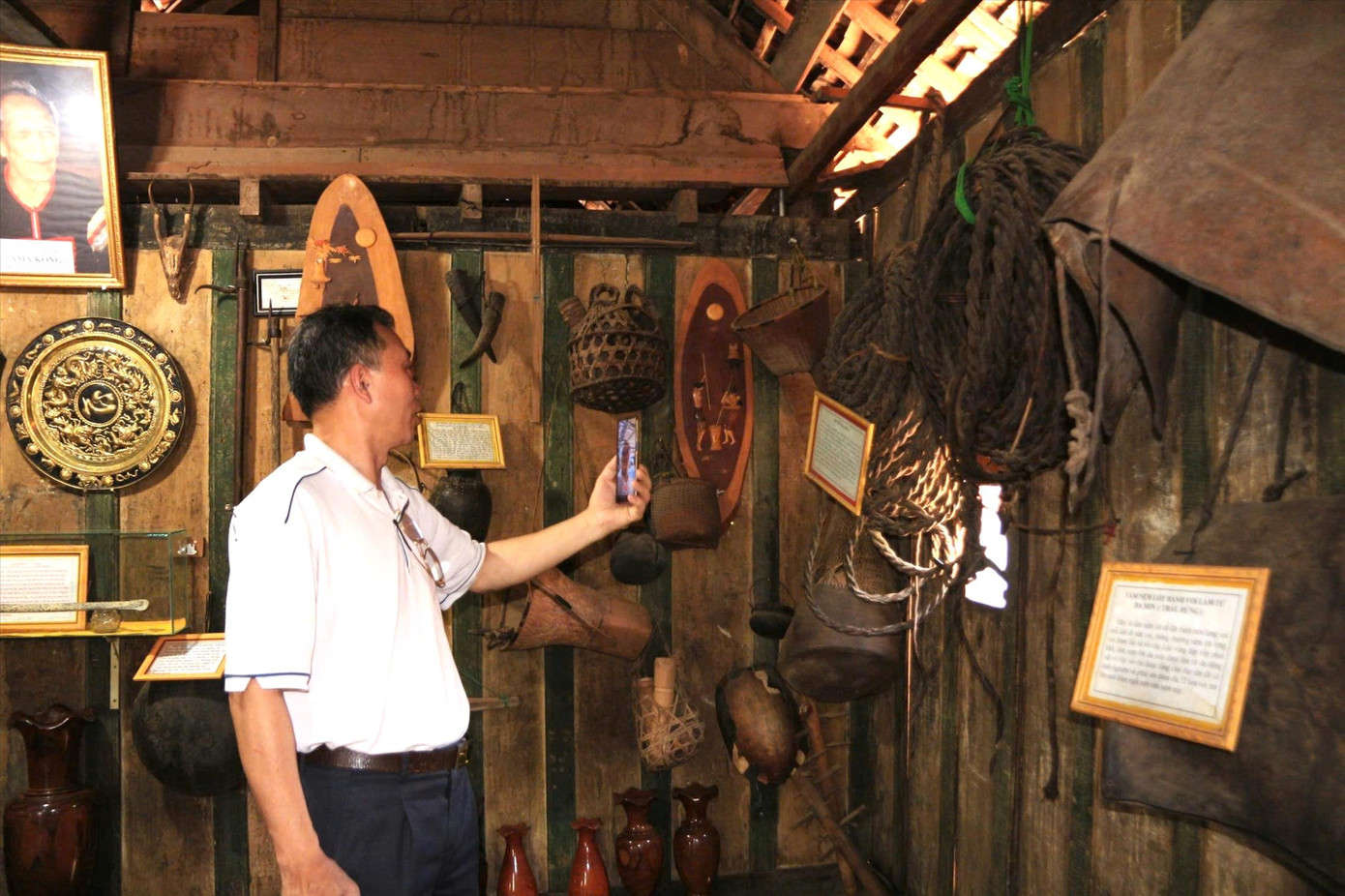 Du khách tham quan, tìm hiểu các kỷ vật liên quan đến nghề săn voi