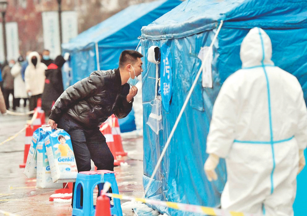 Một người đàn ông được lấy mẫu xét nghiệm COVID-19 trong đợt xét nghiệm toàn thành phố Trường Xuân, tỉnh Cát Lâm ngày 13/3/2022. Ảnh: Stringer