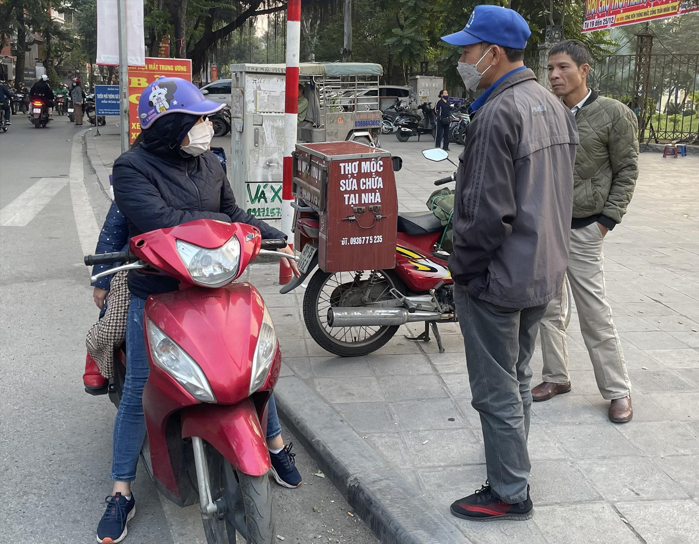 Khách đến tìm thợ mộc Khách đến tìm thợ mộc