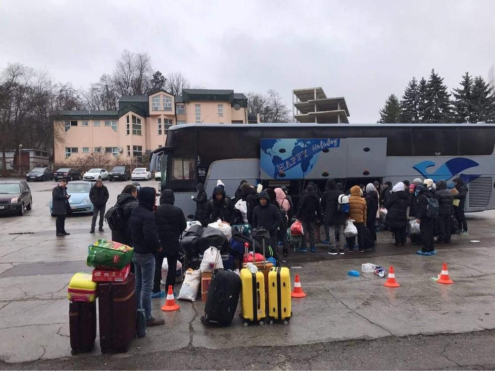 Đại sứ quán Việt Nam tại Romania hỗ trợ người Việt ở Ukraine sơ tán đến Romania ngày 4/3Ảnh: MOFA