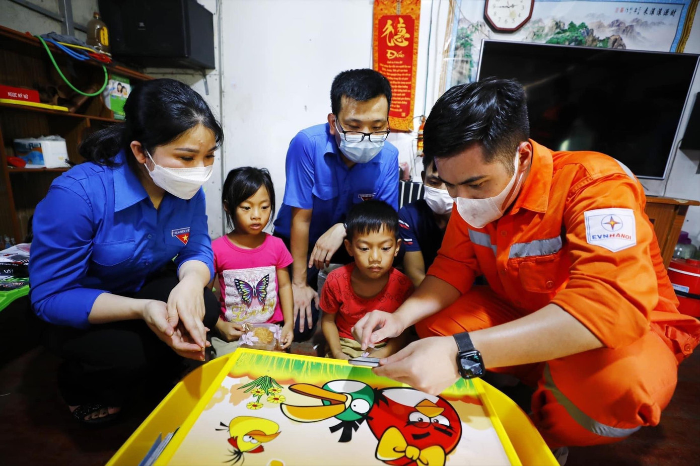 Các tình nguyện viên đang hướng dẫn các em thiếu nhi trong buổi sinh hoạt ngoại khóa