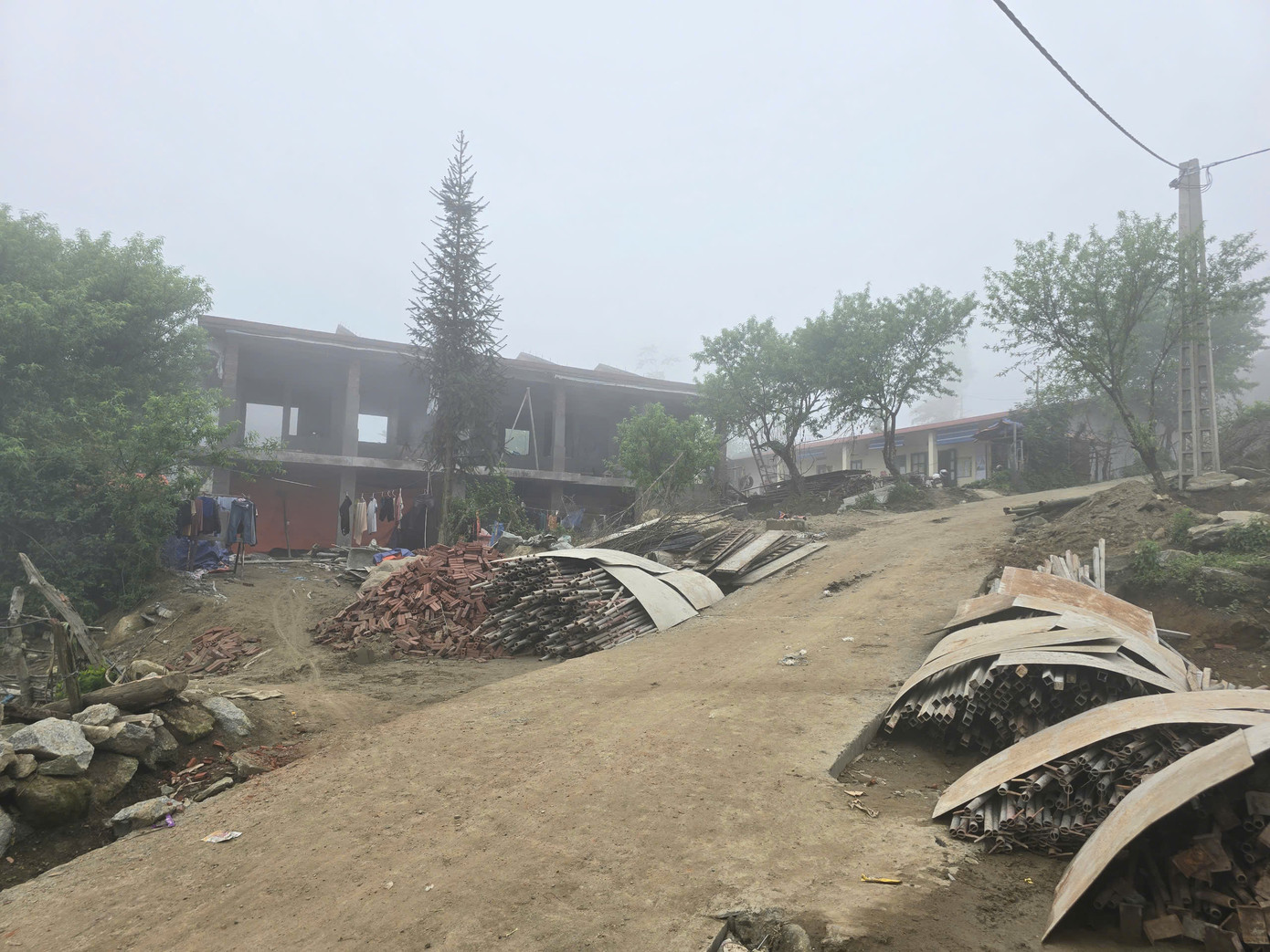 Điểm trường tại Bản Giàng đang được xây kiên cố 2 tầng.