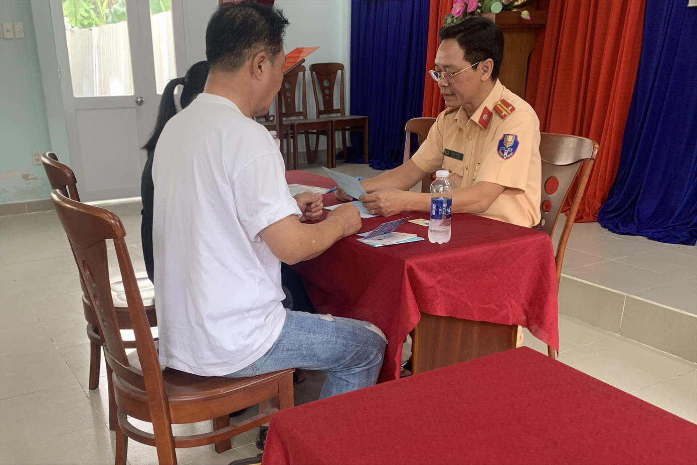 Lực lượng CSGT làm việc với tài xế lái xe ô tô đi vào làn đường cho xe máy trên cầu Phú Mỹ. Ảnh: PC08 Lực lượng CSGT làm việc với tài xế lái xe ô tô đi vào làn đường cho xe máy trên cầu Phú Mỹ. Ảnh: PC08