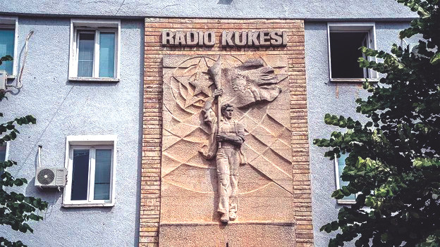 Bảo tàng bên trong đài phát thanh Radio Kukesi có những lá thư và ảnh chụp từ chiến tranh Kosovo