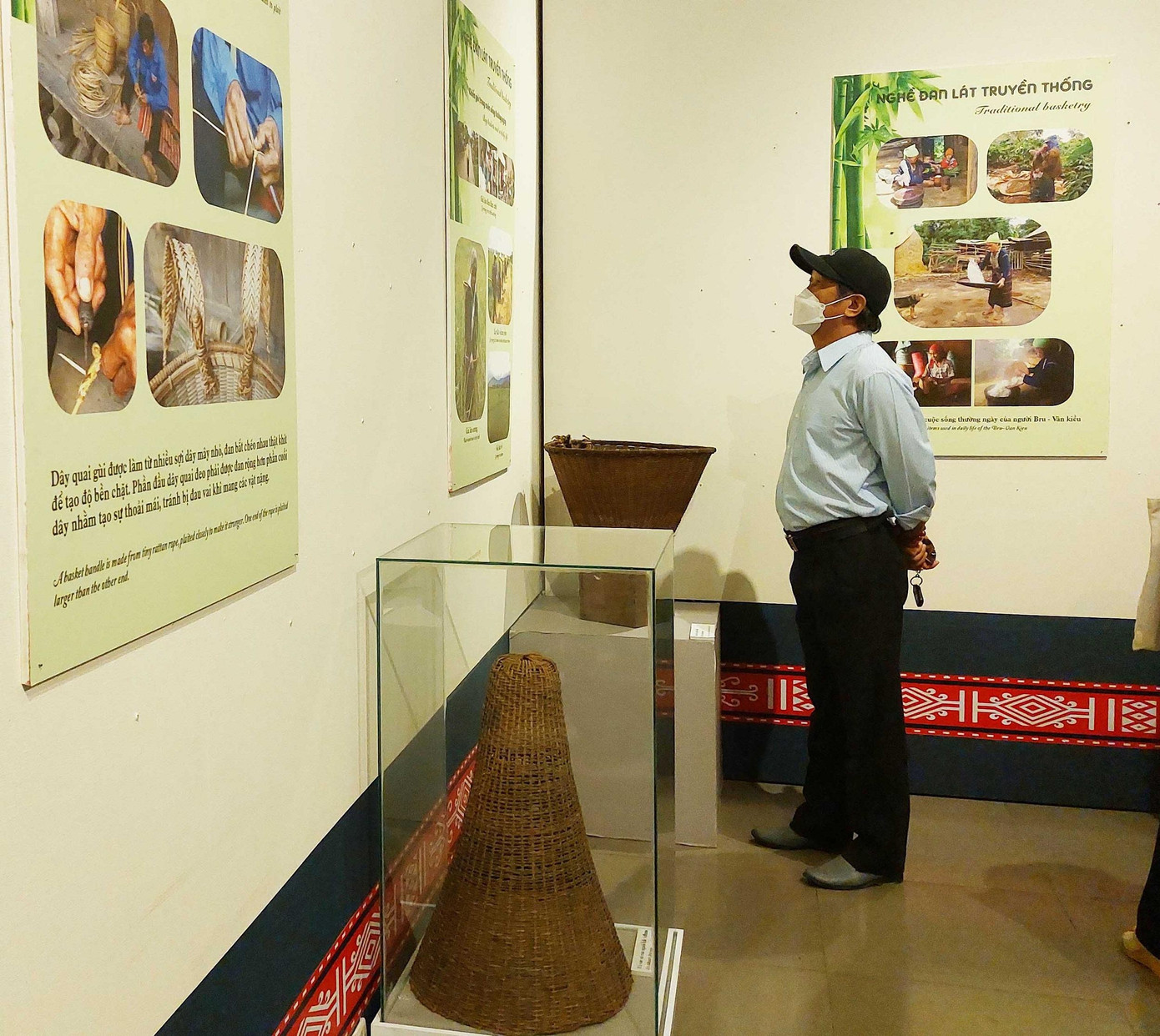 Du khách tham quan, tìm hiểu về vật dụng tre nứa của đồng bào Tây Nguyên