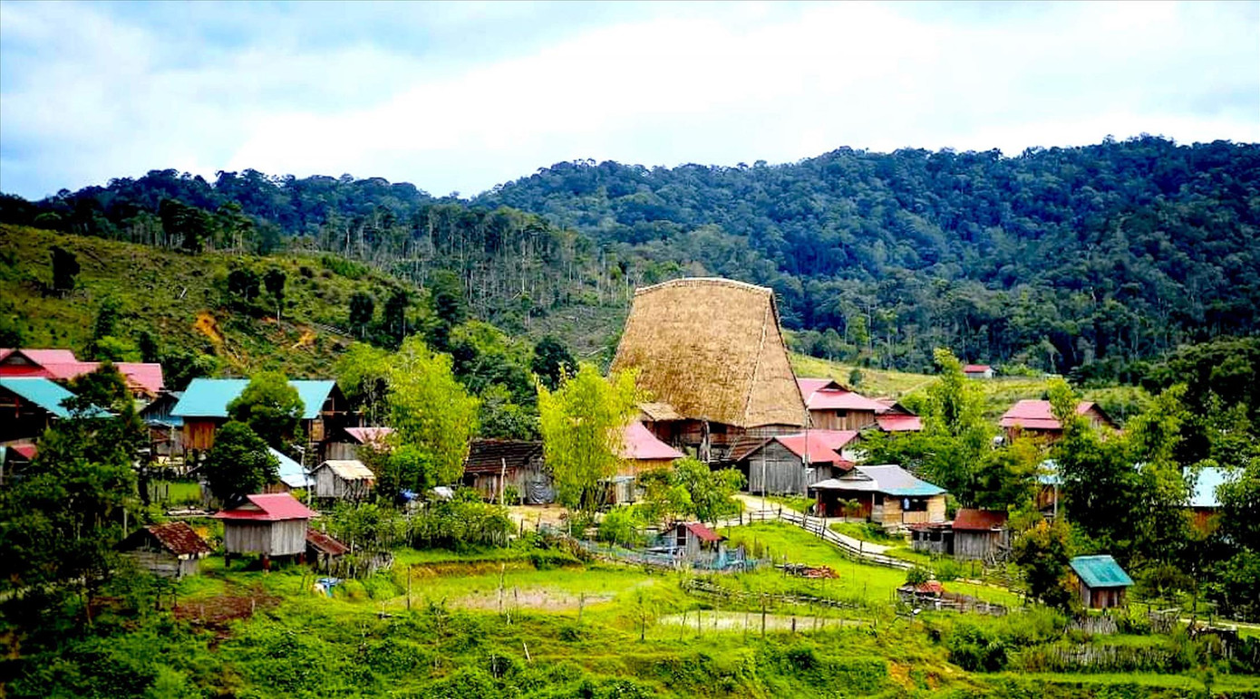 Ngôi nhà rông của làng Vi Rơ Ngheo sừng sững giữa núi rừng