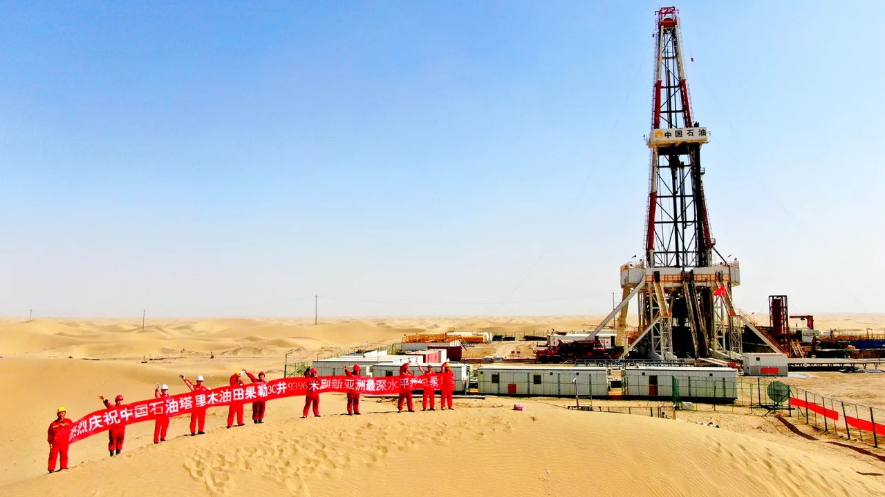 Công nhân dầu khí tại mỏ dầu Tarim ở Tân Cương, Trung Quốc ngày 9/3/2023. Ảnh: VCG Công nhân dầu khí tại mỏ dầu Tarim ở Tân Cương, Trung Quốc ngày 9/3/2023. Ảnh: VCG