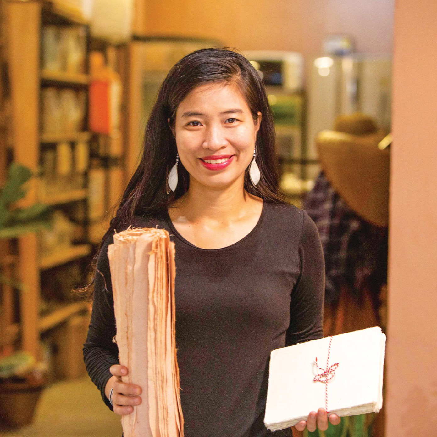 Chuyên gia về giấy truyền thống Trần Hồng Nhung bên những sản phẩm của Zó Project- doanh nghiệp xã hội do cô sáng lập và điều hành. Ảnh: FBNV