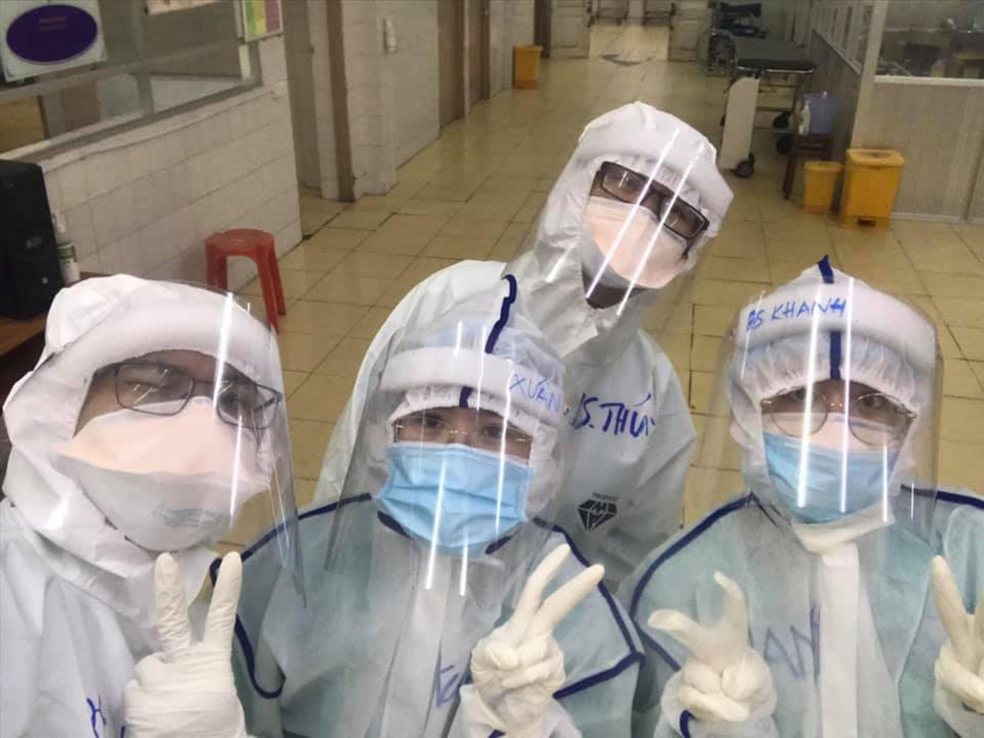 Các bác sĩ trở thành bảo mẫu, vú nuôi bất đắc dĩ Các bác sĩ trở thành bảo mẫu, vú nuôi bất đắc dĩ