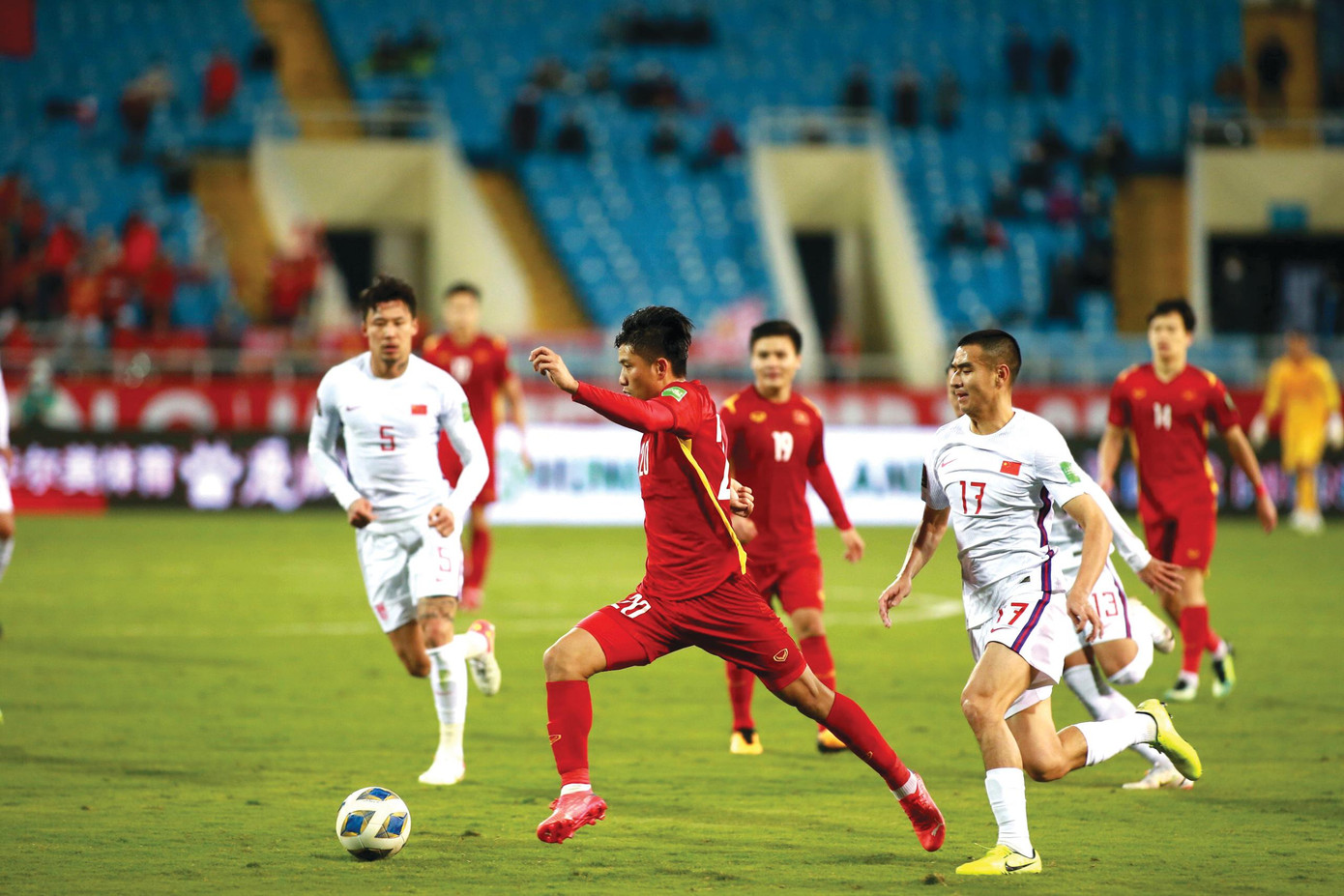 Chiến thắng trước đội tuyển Trung Quốc mang lại liều kích thích tinh thần rất lớn cho các cầu thủ và người hâm mộ Việt Nam ảnh: Như Ý