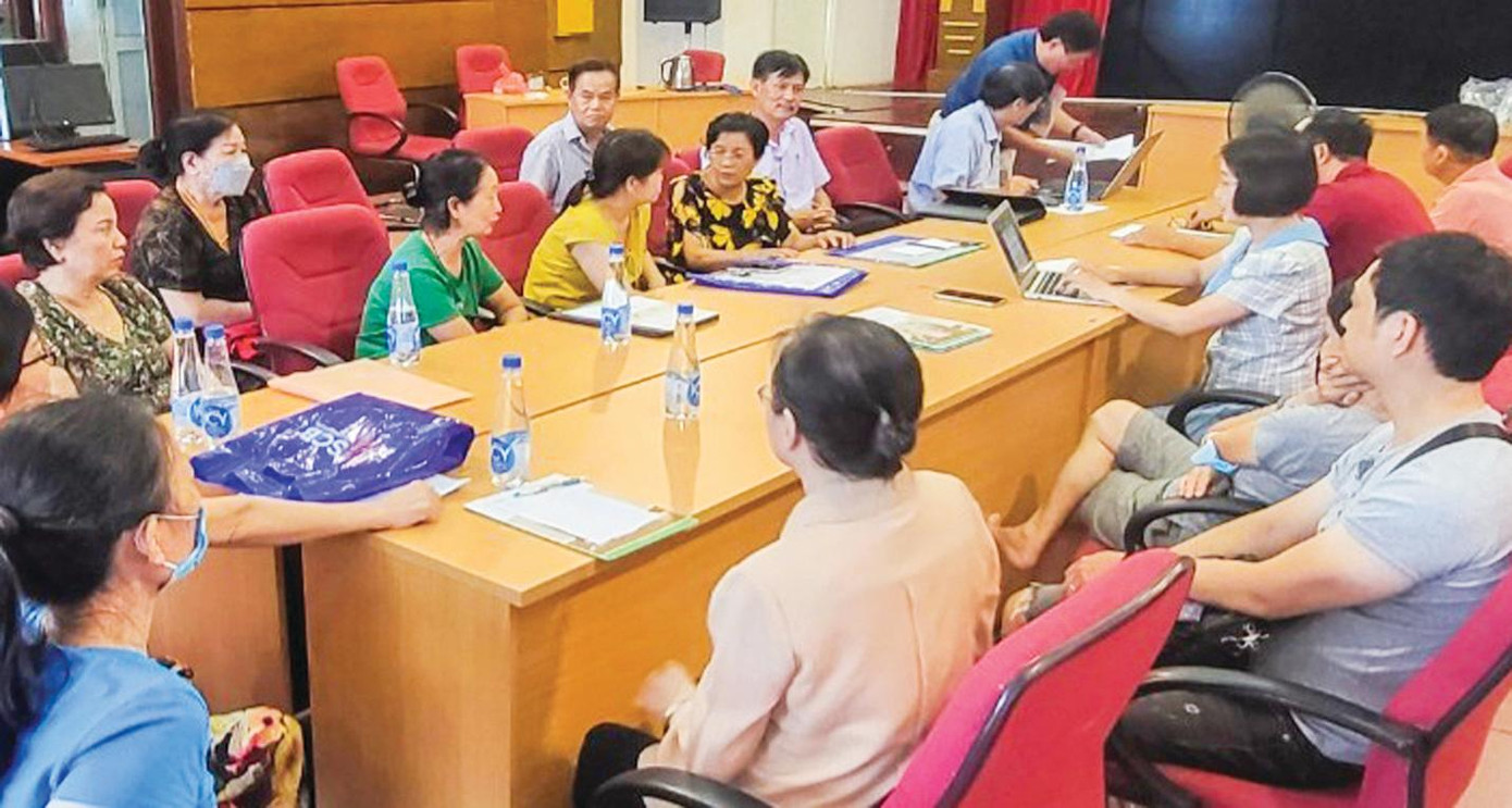 Người dân tới báo Tiền Phong phản ánh về việc nhân viên tư vấn tư vấn không chính xác điều khoản trong hợp đồng bảo hiểm liên kết với ngân hàng Người dân tới báo Tiền Phong phản ánh về việc nhân viên tư vấn tư vấn không chính xác điều khoản trong hợp đồng bảo hiểm liên kết với ngân hàng