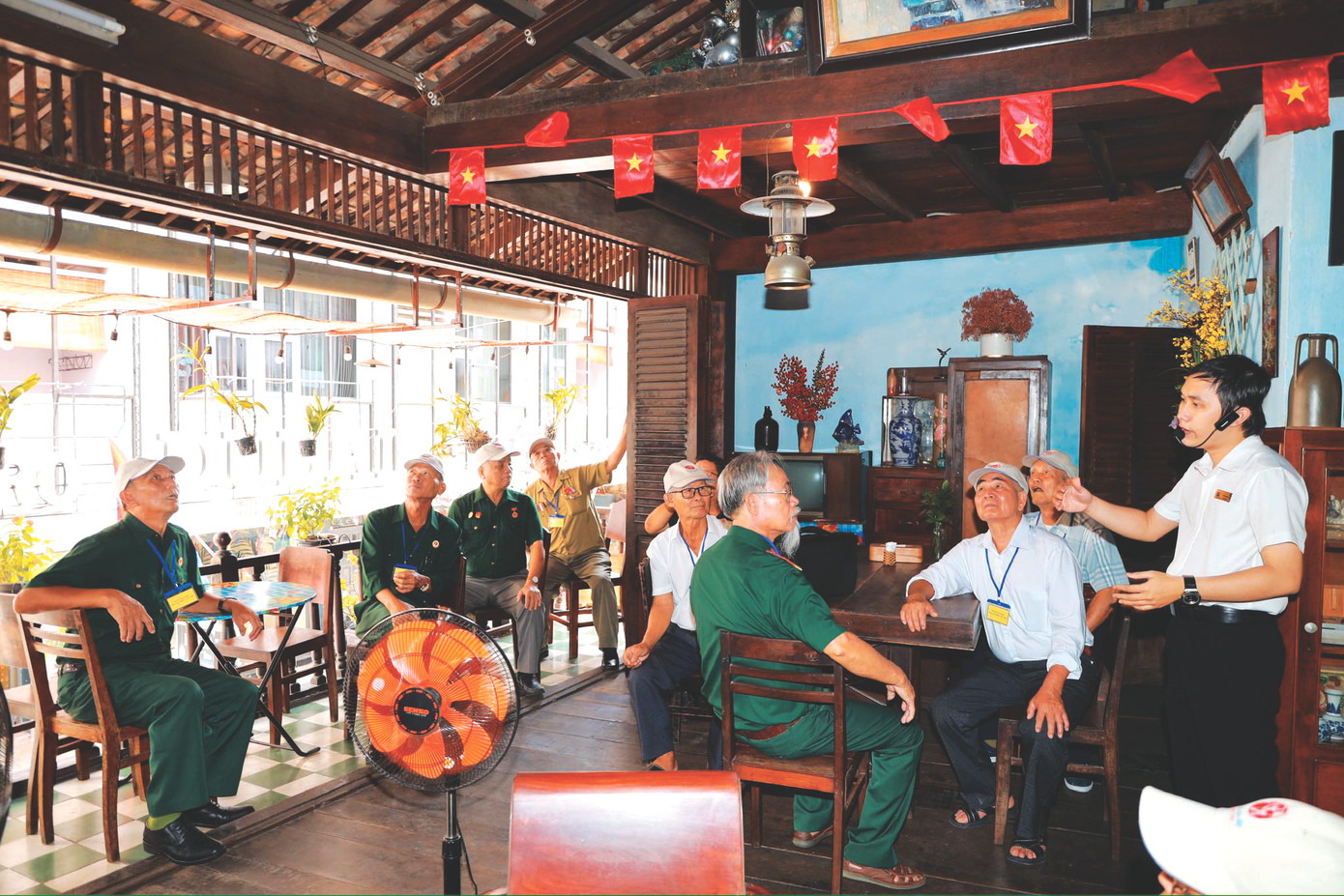 Những cựu chiến binh thăm quán cơm Đỗ Phủ có hộp thư bí mật và hầm nổi của Biệt động Sài Gòn