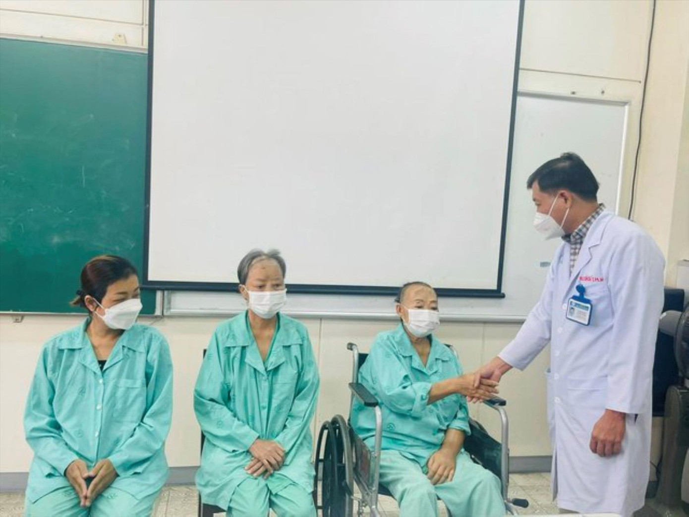 Ba bệnh nhân hoại tử nặng xương vùng sọ - mặt, viêm xoang có tiền sử mắc COVID-19 Ảnh: Kim Vân