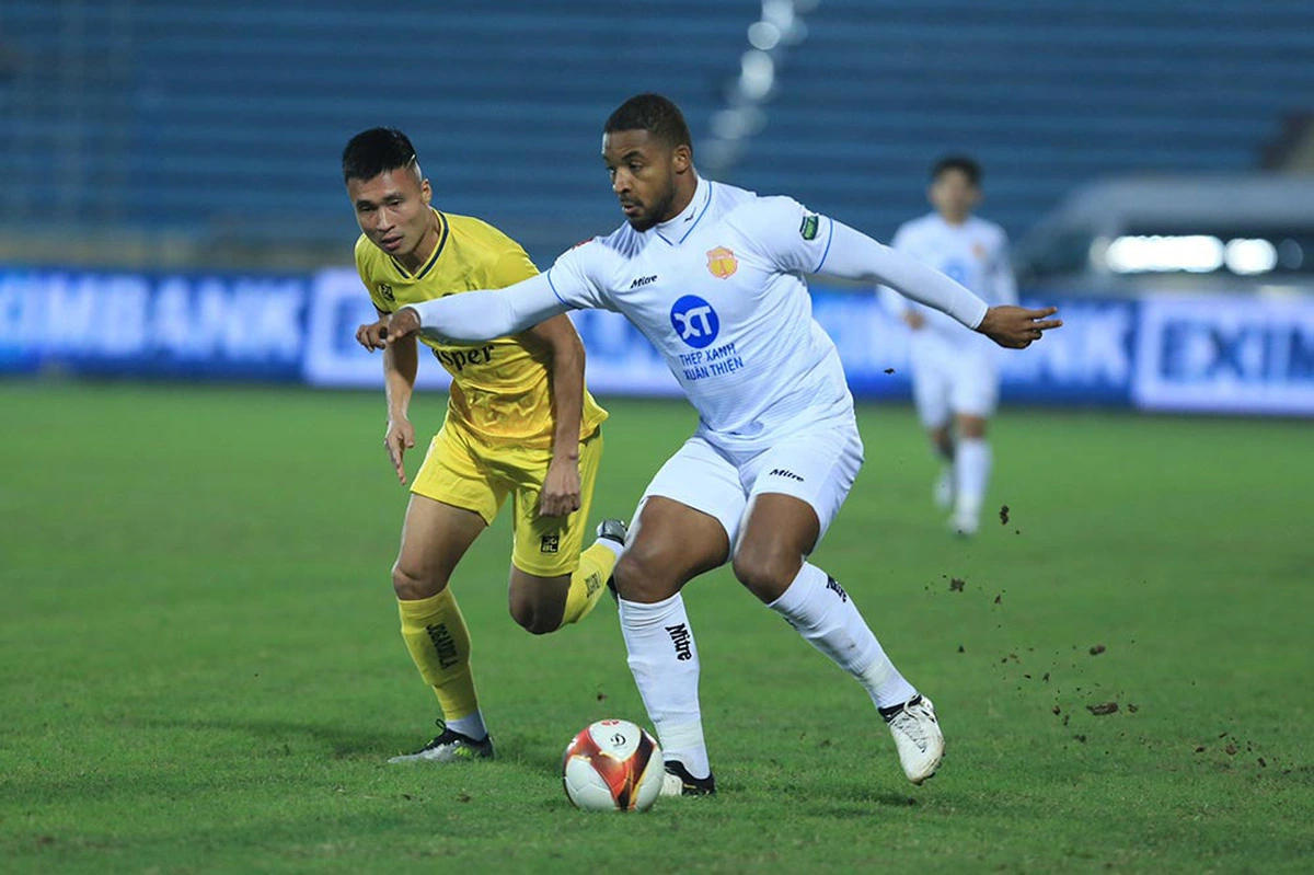 Tiền đạo Rafaelson (bên phải) – cây săn bàn số 1 V-League.