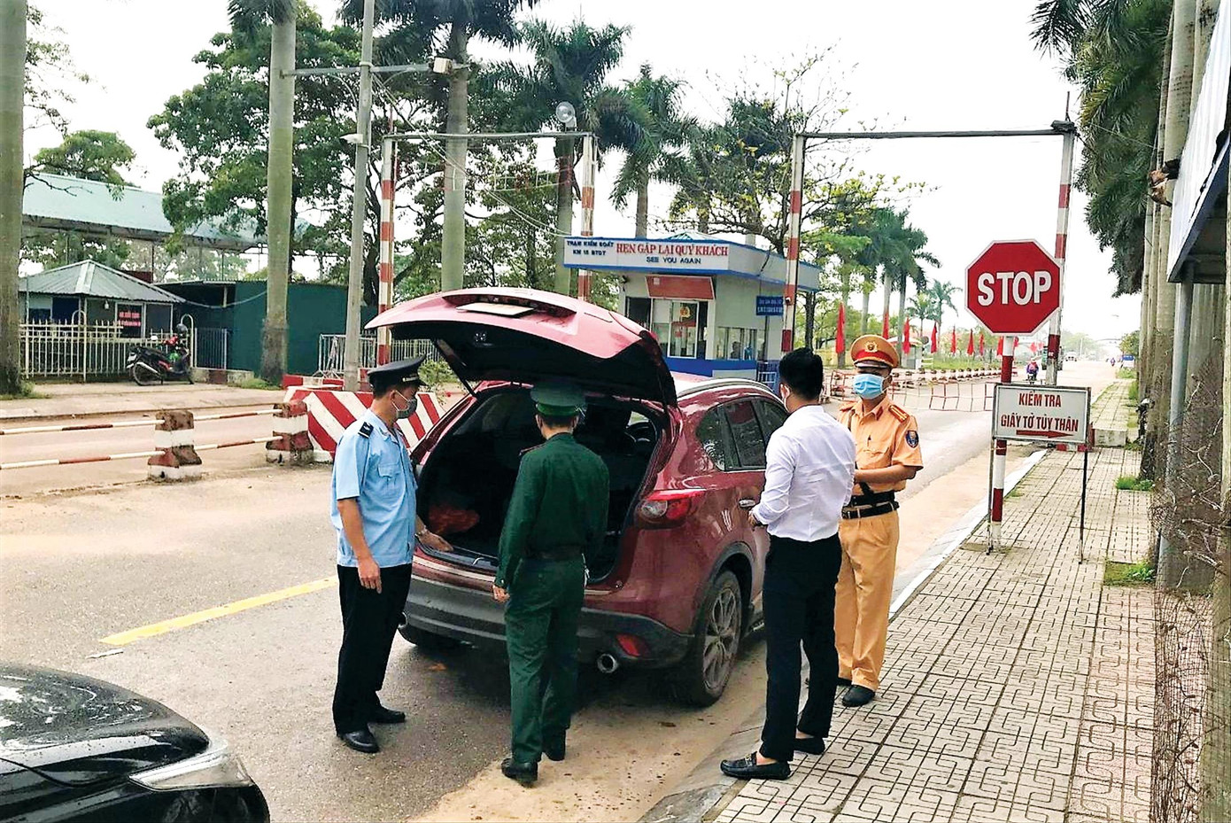 Cán bộ trạm KSLH Km15 kiểm tra phương tiện