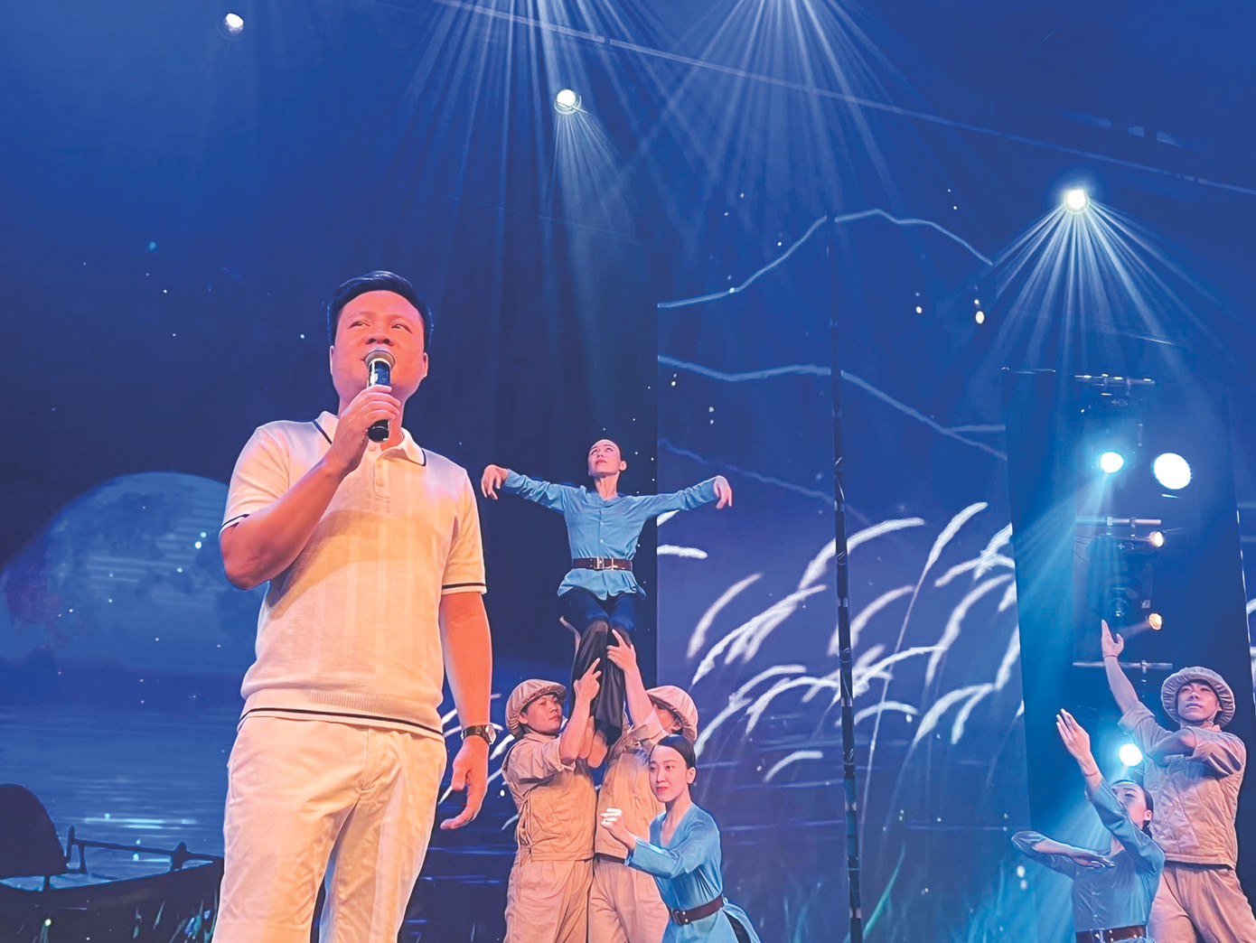 Ca sĩ Hoàng Tùng đi hát. Ảnh: NVCC Ca sĩ Hoàng Tùng đi hát. Ảnh: NVCC