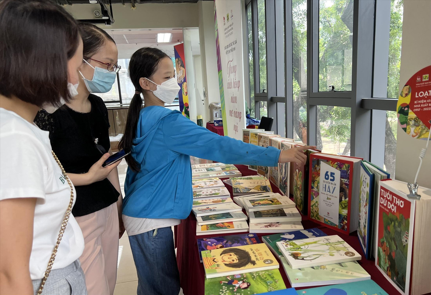 Độc giả trẻ mong có thêm những cuốn sách giả tưởng, sách chạm vào góc khuất của tuổi mới lớn Ảnh: KỲ SƠN Độc giả trẻ mong có thêm những cuốn sách giả tưởng, sách chạm vào góc khuất của tuổi mới lớn Ảnh: KỲ SƠN