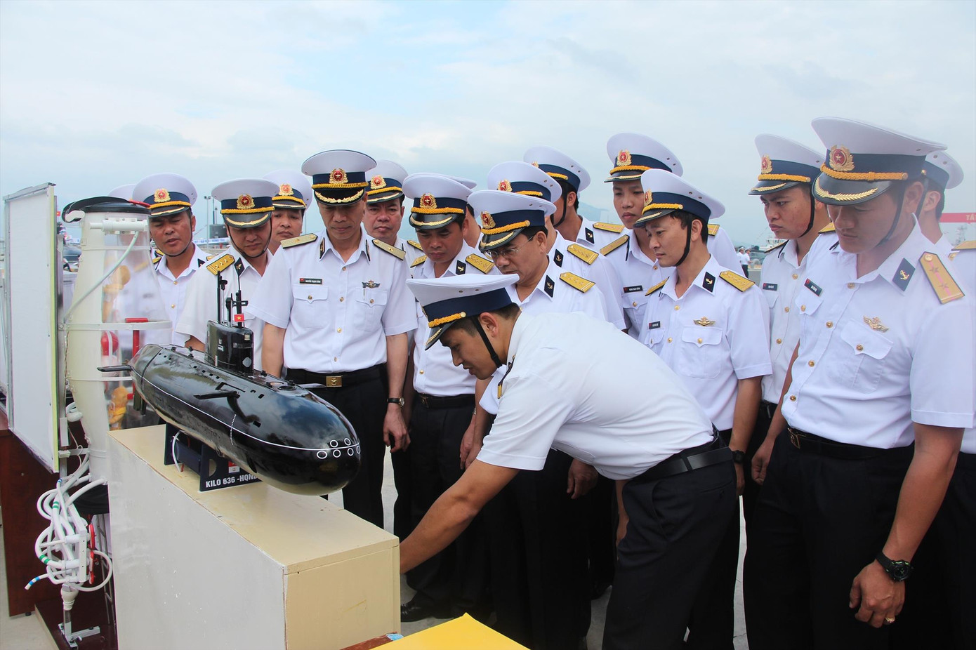 Lãnh đạo Quân chủng Hải quân tham quan sáng kiến, cải tiến kỹ thuật của Tàu ngầm 185 - Khánh Hòa (Lữ đoàn Tàu ngầm 189). Ảnh: Đắc Thắng