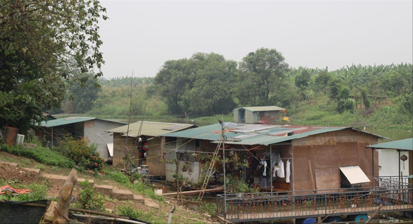 Xóm phao gồm vài chục hộ dân sinh sống trên thuyền ở vùng nước tĩnh trong phạm vi bãi giữa sông Hồng Xóm phao gồm vài chục hộ dân sinh sống trên thuyền ở vùng nước tĩnh trong phạm vi bãi giữa sông Hồng