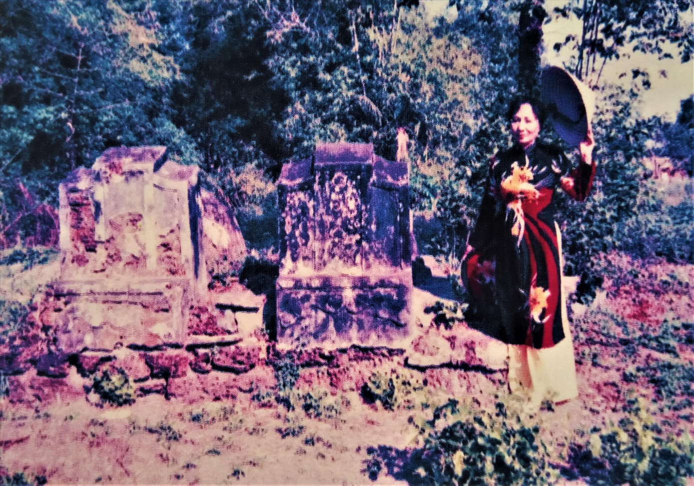 Nhà nghiên cứu Châu Anh Phụng trên nền nhà cũ của Nguyễn Đình Chiểu tại Cần Giuộc, Long An (Ảnh tư liệu của Châu Anh Phụng) Nhà nghiên cứu Châu Anh Phụng trên nền nhà cũ của Nguyễn Đình Chiểu tại Cần Giuộc, Long An (Ảnh tư liệu của Châu Anh Phụng)