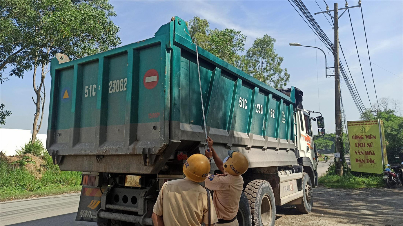 CSGT TPHCM mạnh tay xử lý tình trạng xe quá khổ, quá tải, cơi nới thùng hàng - Ảnh: HỮU HUY CSGT TPHCM mạnh tay xử lý tình trạng xe quá khổ, quá tải, cơi nới thùng hàng - Ảnh: HỮU HUY