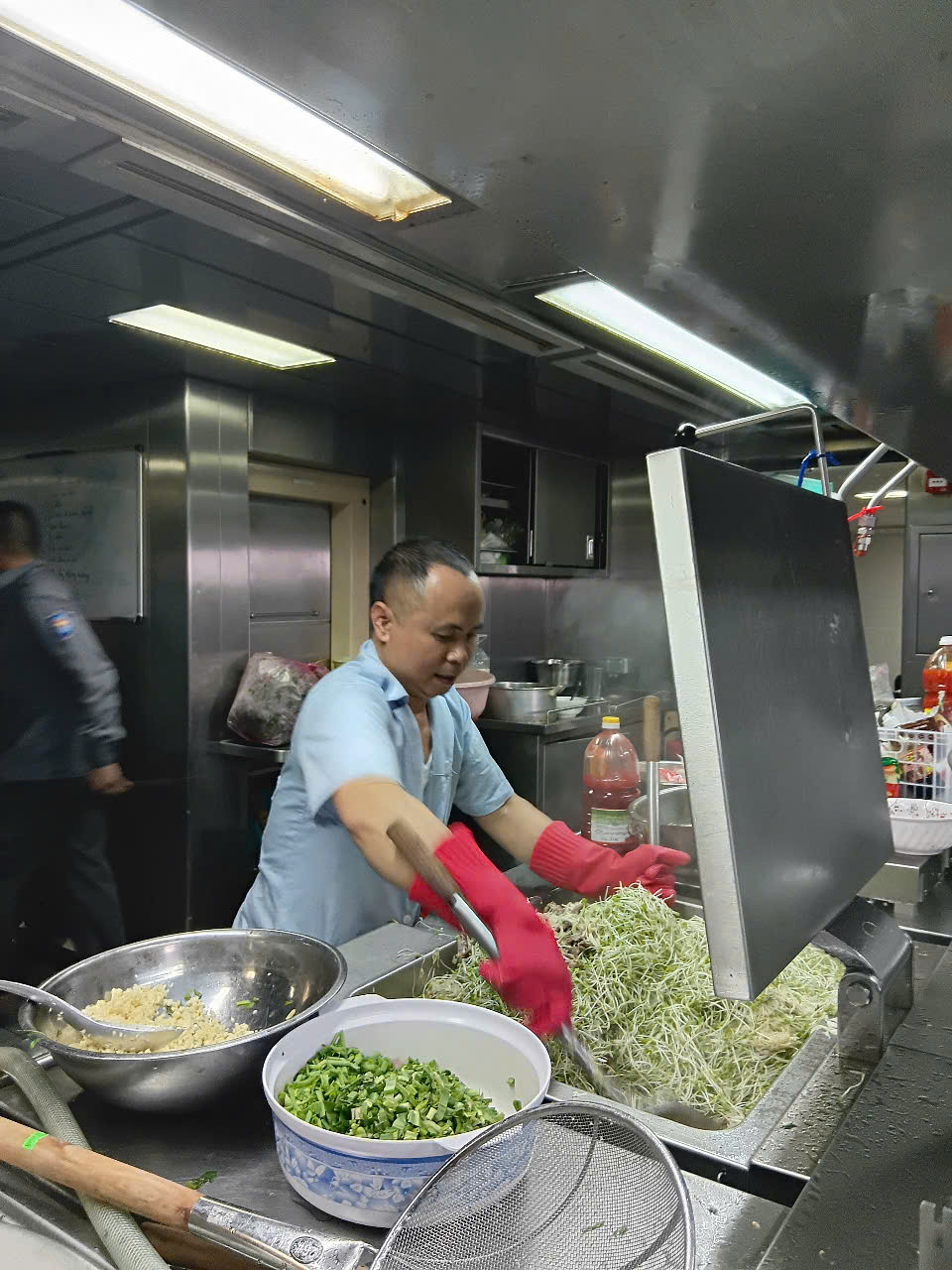 Bếp trưởng Trần Đăng Khoa có kinh nghiệm theo tàu 3 năm nhưng ngoài Trường Sa, anh chưa một lần được biết Cô Lin, Len Đao, Đá Tây... có hình dạng như thế nào, bởi những lúc đoàn lên đảo, anh đều phải trực canh ở bếp Ảnh: Vũ Linh