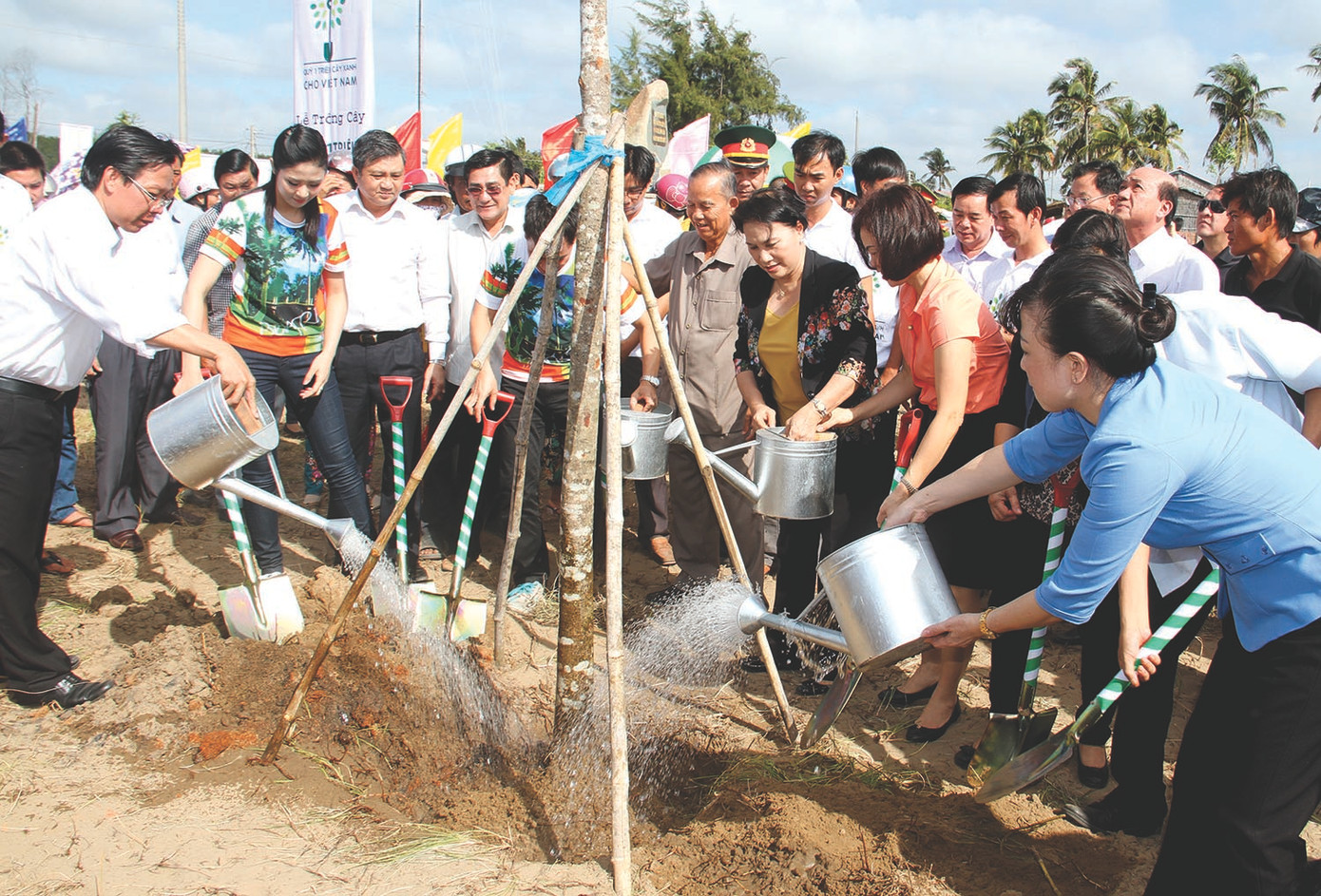 Chương trình “Trồng 1 triệu cây xanh” do Vinamilk khởi xướng và được triển khai tại Bến Tre đầu năm 2015 với sự tham gia của lãnh đạo Quốc hội và các bộ ngành, địa phươngẢnh: Đại Dương Chương trình “Trồng 1 triệu cây xanh” do Vinamilk khởi xướng và được triển khai tại Bến Tre đầu năm 2015 với sự tham gia của lãnh đạo Quốc hội và các bộ ngành, địa phươngẢnh: Đại Dương