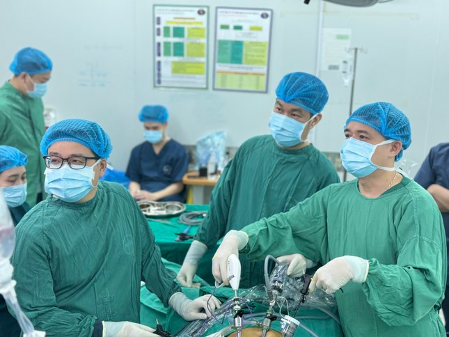 Các bác sĩ phẫu thuật nội soi cho bệnh nhân 26 tuổi Các bác sĩ phẫu thuật nội soi cho bệnh nhân 26 tuổi
