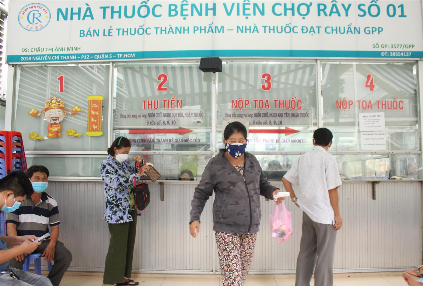 Bệnh nhân mua thuốc tại Bệnh viện Chợ Rẫy ảnh: Vân Sơn