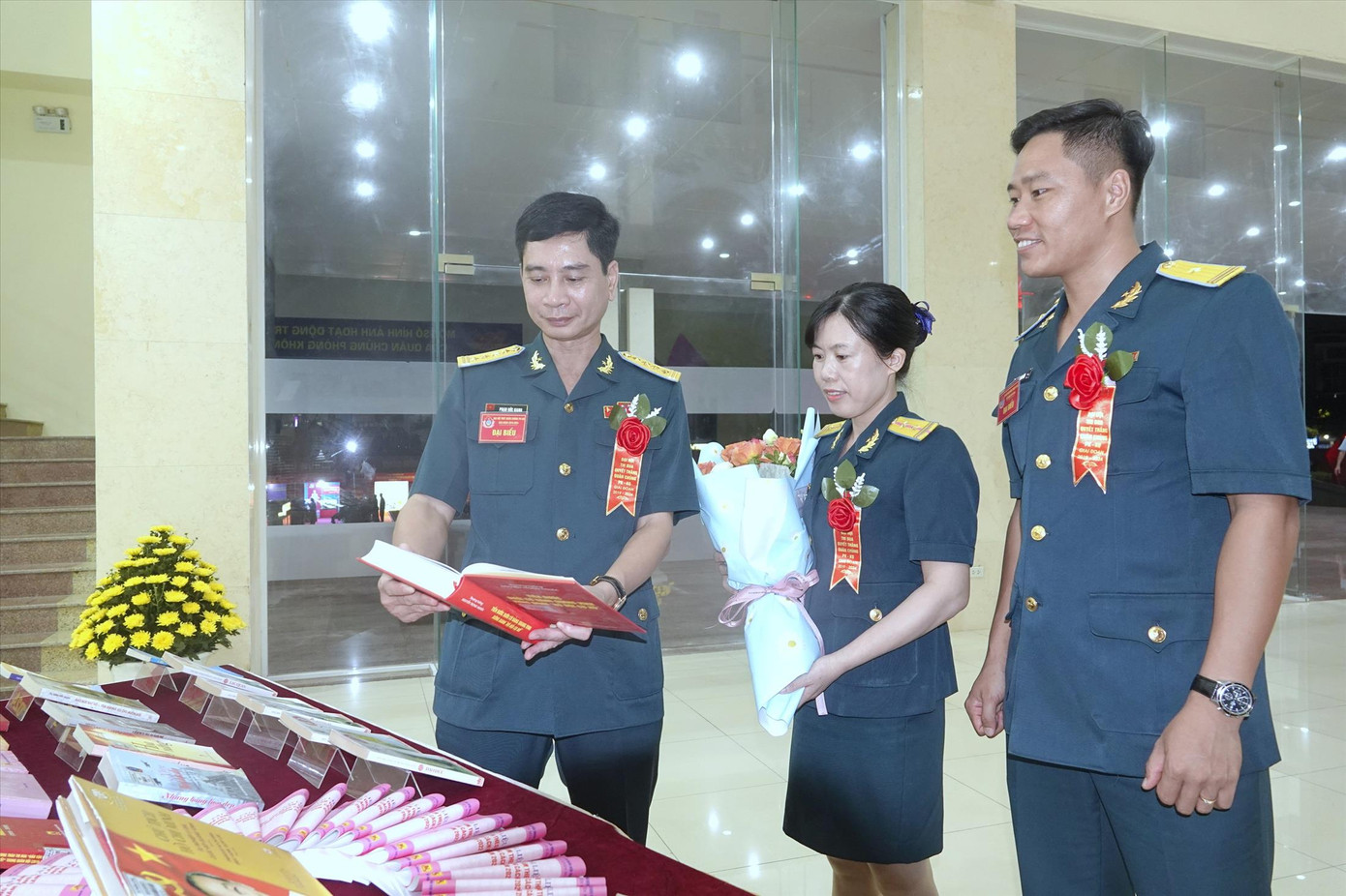 Trung tá Ong Thị Điệp (giữa) về dự Đại hội Thi đua Quyết thắng Quân chủng PK-KQ giai đoạn 2019-2024. ẢNH: NGUYỄN MINH Trung tá Ong Thị Điệp (giữa) về dự Đại hội Thi đua Quyết thắng Quân chủng PK-KQ giai đoạn 2019-2024. ẢNH: NGUYỄN MINH