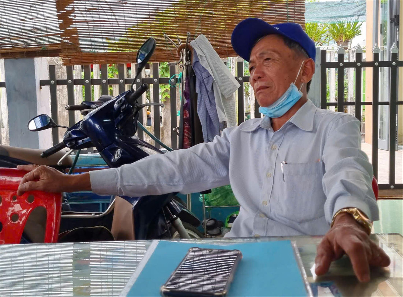 Ông Nguyễn Đình Hải - Khối phố trưởng khối phố 3 trao đổi với phóng viên về sự việc rúng động khiến người dân bàng hoàng lẫn phẫn uất. Ảnh: Hoài Văn