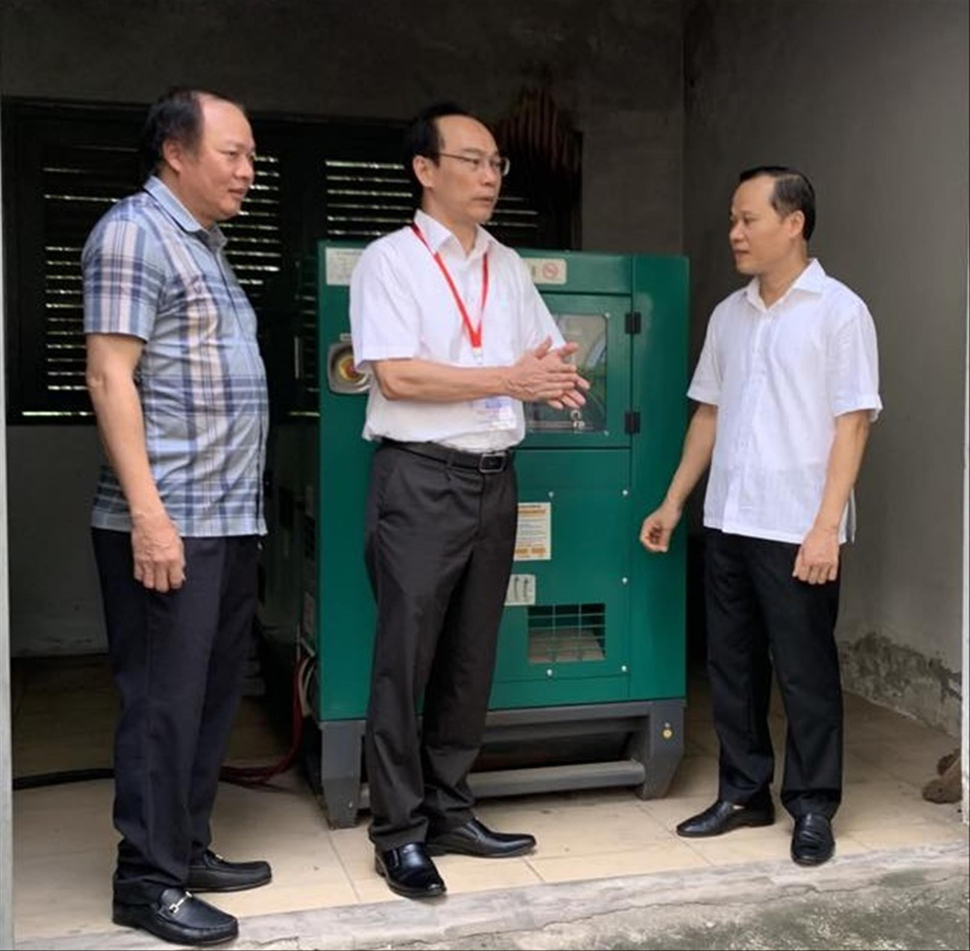 Kiểm tra máy phát điện dự phòng tại điểm thi Trường THPT chuyên Bắc Giang. Ảnh: Nghiêm Huê