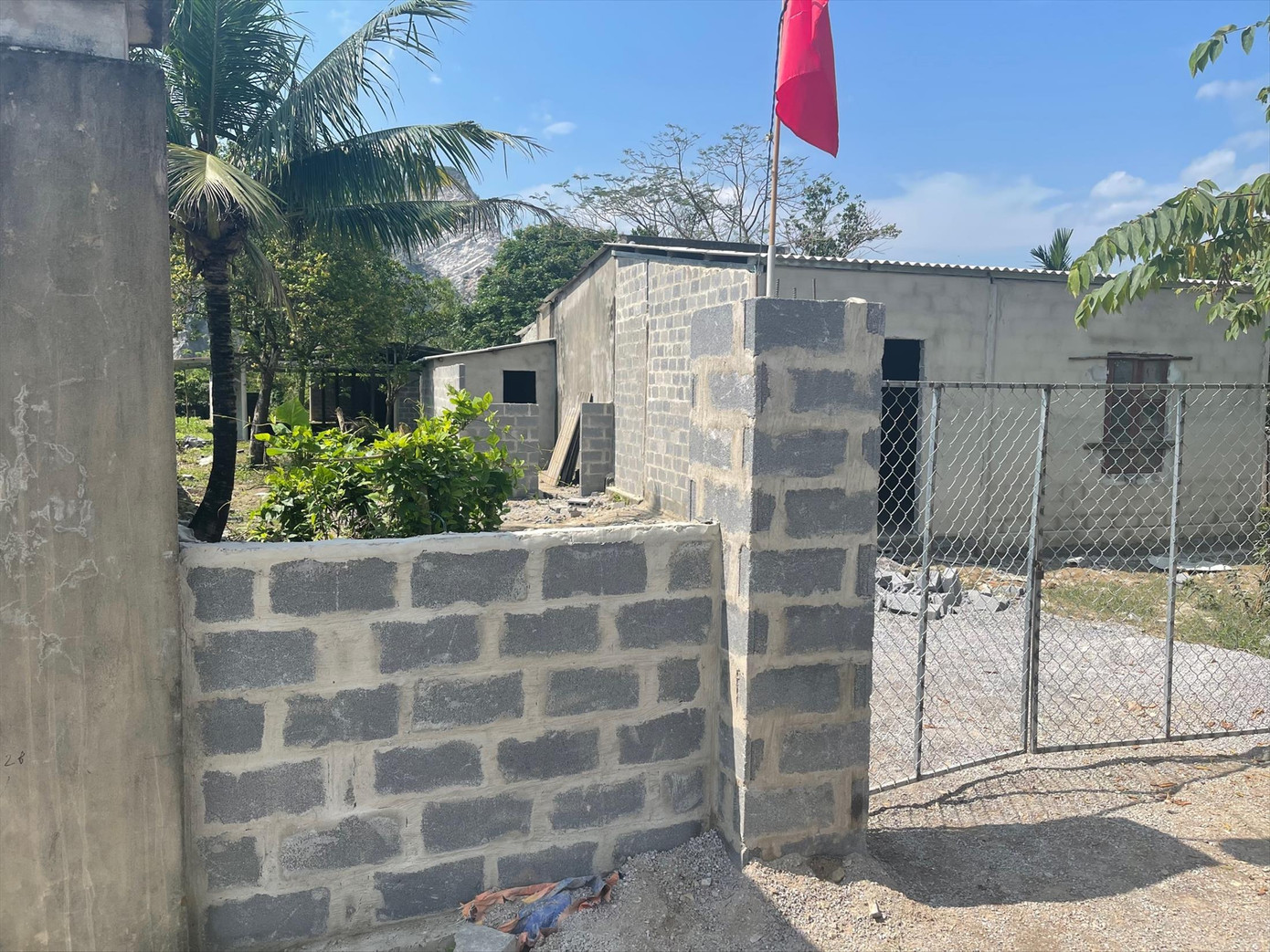 Công trình được cho là do gia đình trưởng thôn Áng Sơn mới xây dựng