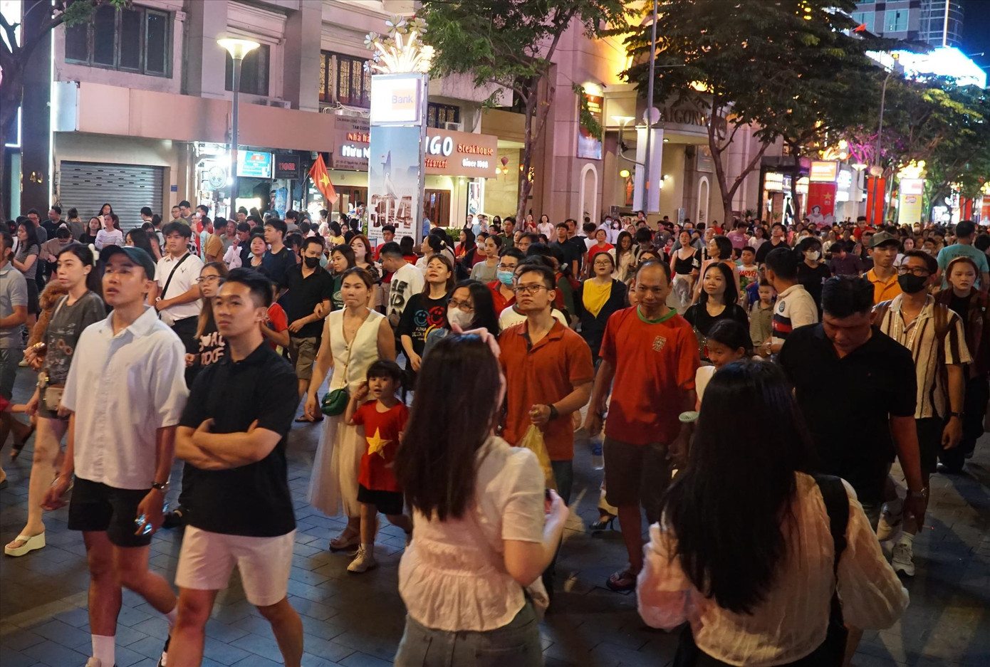 Du khách đổ về Phố đi bộ Nguyễn Huệ.