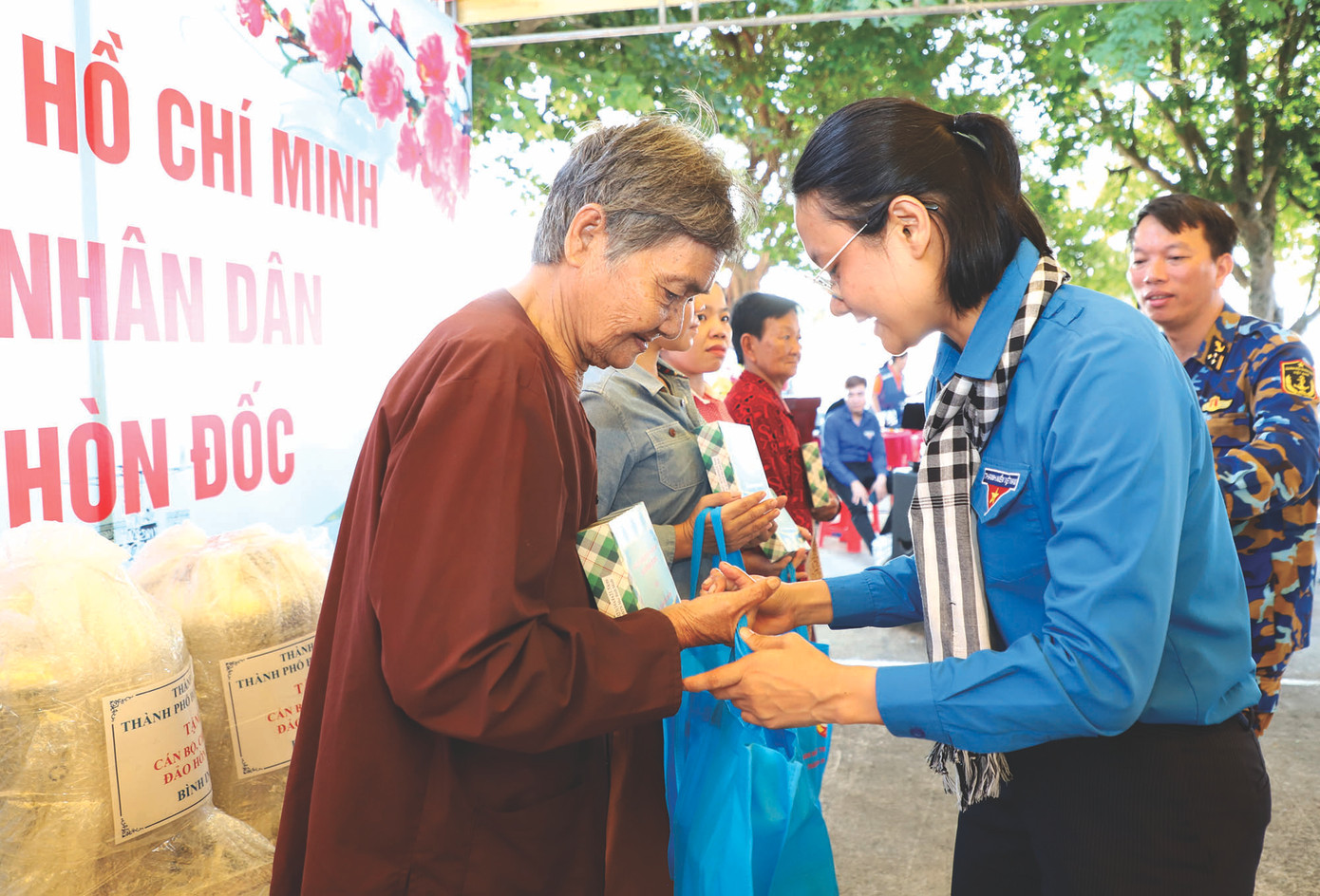 Phó Bí thư Thành Đoàn TPHCM Trần Thu Hà tặng món quà Tết sớm đến người dân đảo Hòn Đốc. Ảnh: Ngô Tùng Phó Bí thư Thành Đoàn TPHCM Trần Thu Hà tặng món quà Tết sớm đến người dân đảo Hòn Đốc. Ảnh: Ngô Tùng