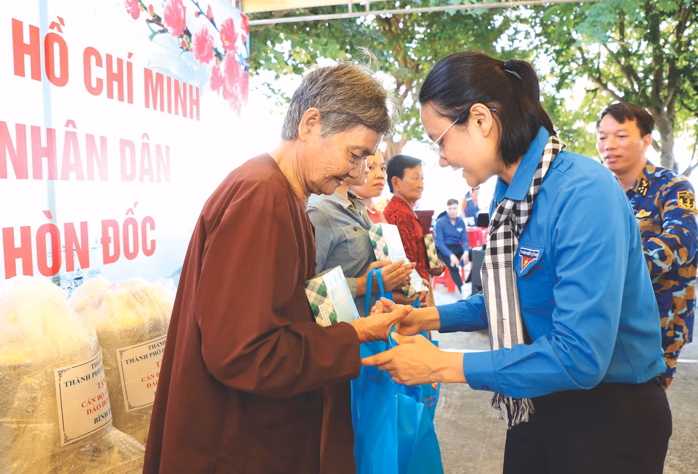 Phó Bí thư Thành Đoàn TPHCM Trần Thu Hà tặng món quà Tết sớm đến người dân đảo Hòn Đốc. Ảnh: Ngô Tùng Phó Bí thư Thành Đoàn TPHCM Trần Thu Hà tặng món quà Tết sớm đến người dân đảo Hòn Đốc. Ảnh: Ngô Tùng