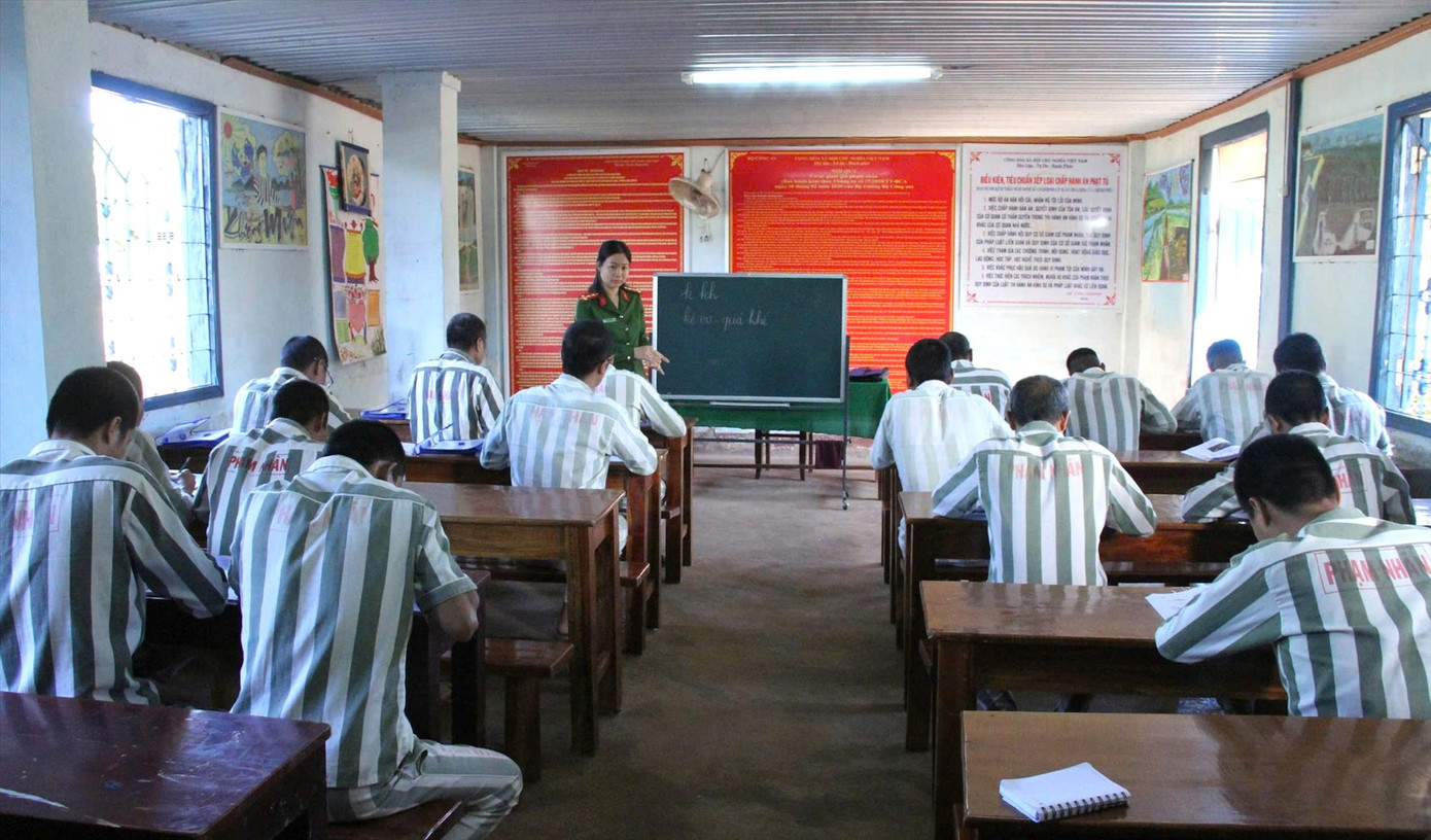 Lớp học xóa mù chữ cho các phạm nhân tại trại giam Đắk Trung