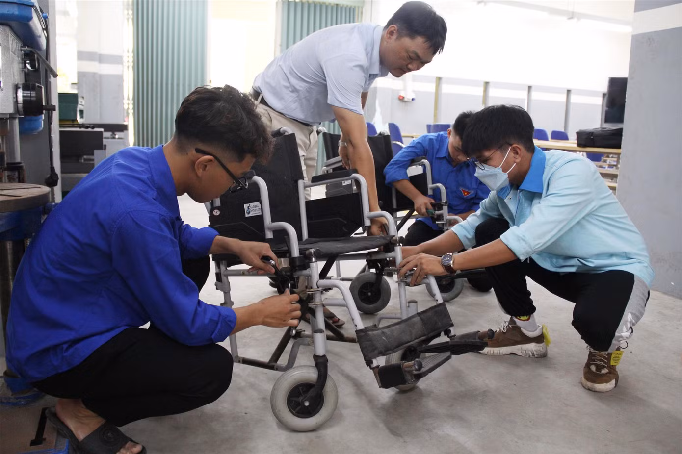 Những “thợ áo xanh” của Đoàn Trường Cao đẳng Nghề Đà Nẵng đang sửa chữa chiếc xe lăn hư hỏng Ảnh: Giang Thanh Những “thợ áo xanh” của Đoàn Trường Cao đẳng Nghề Đà Nẵng đang sửa chữa chiếc xe lăn hư hỏng Ảnh: Giang Thanh