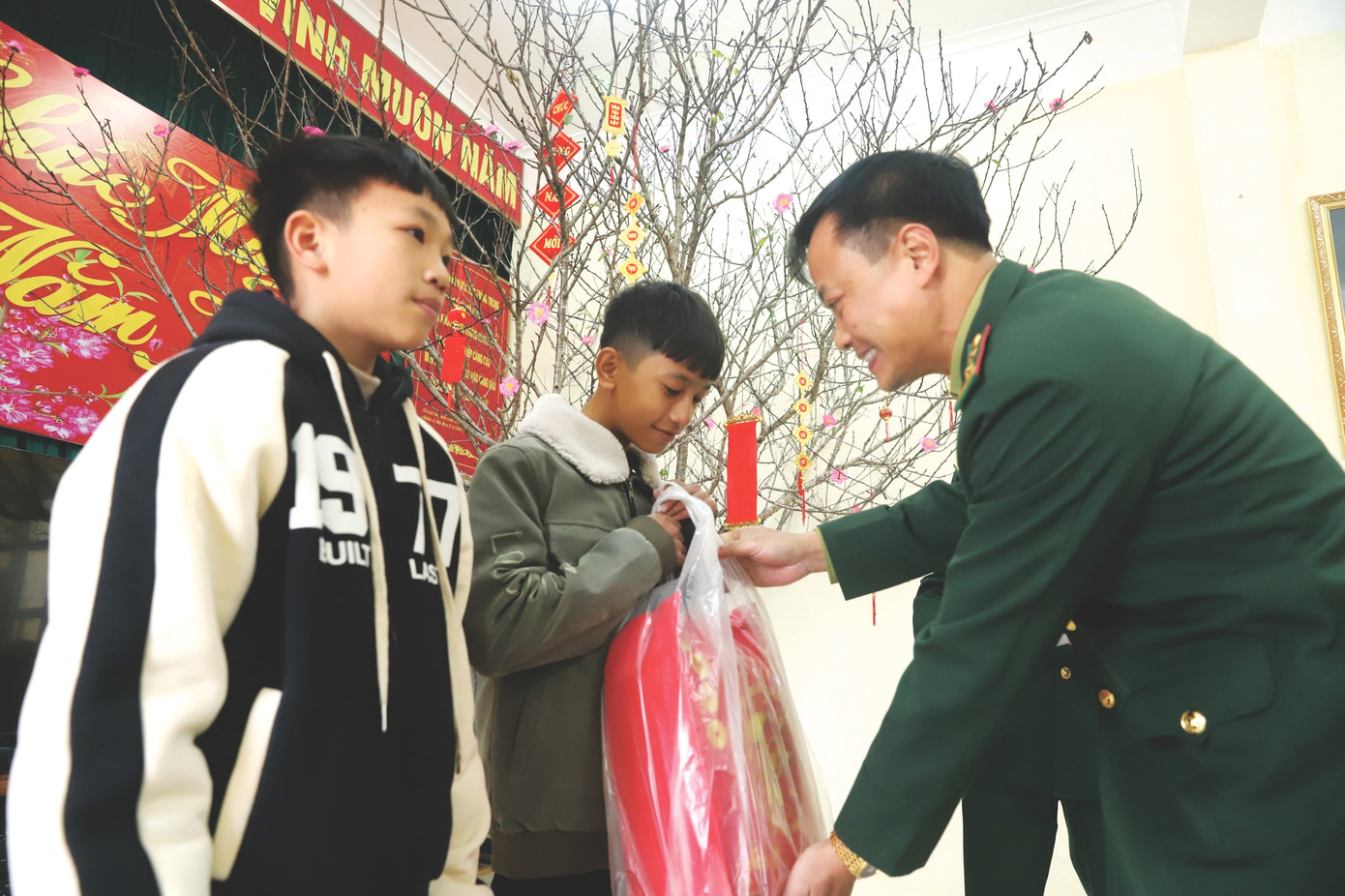 Trung tá Bùi Anh Đức, Đồn trưởng Đồn Biên phòng đảo Trần trao quà Tết cho 2 cháu trong Chương trình “Con nuôi đồn biên phòng - Nâng bước em tới trường” Trung tá Bùi Anh Đức, Đồn trưởng Đồn Biên phòng đảo Trần trao quà Tết cho 2 cháu trong Chương trình “Con nuôi đồn biên phòng - Nâng bước em tới trường”